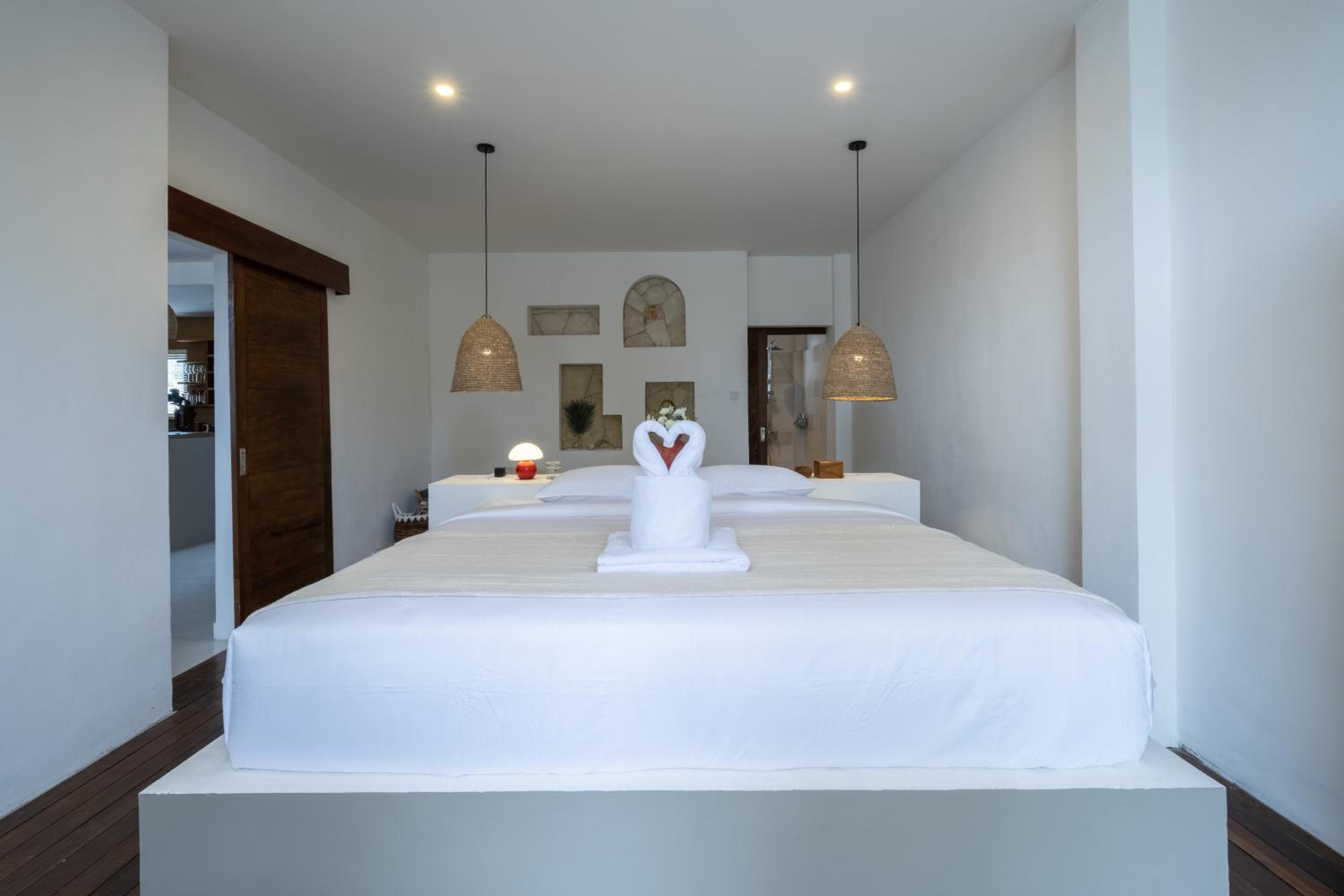 3BR Artful Retreat with Private Pool, Bathtub in Seminyak, 10 min to beach