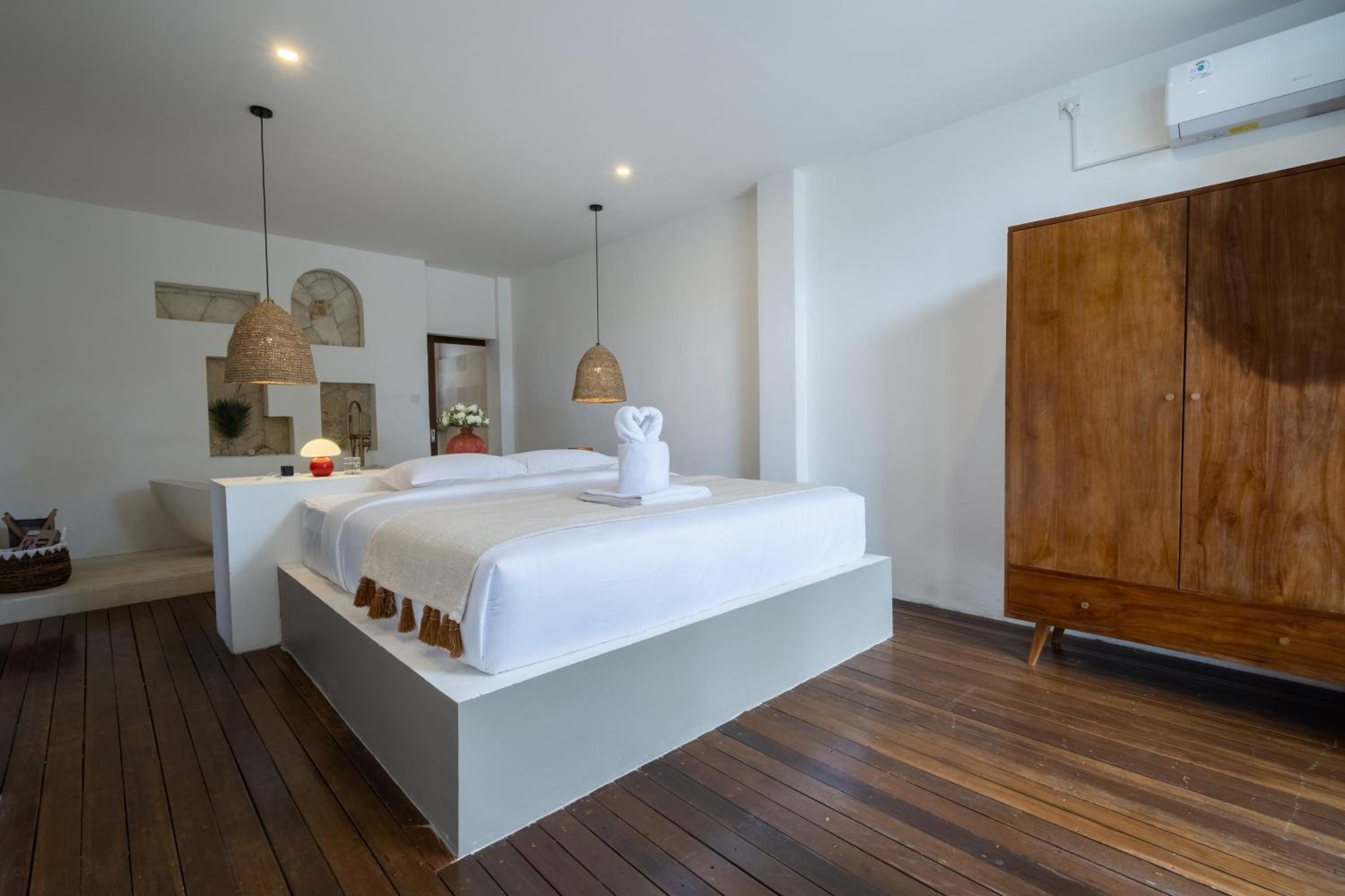 3BR Artful Retreat with Private Pool, Bathtub in Seminyak, 10 min to beach