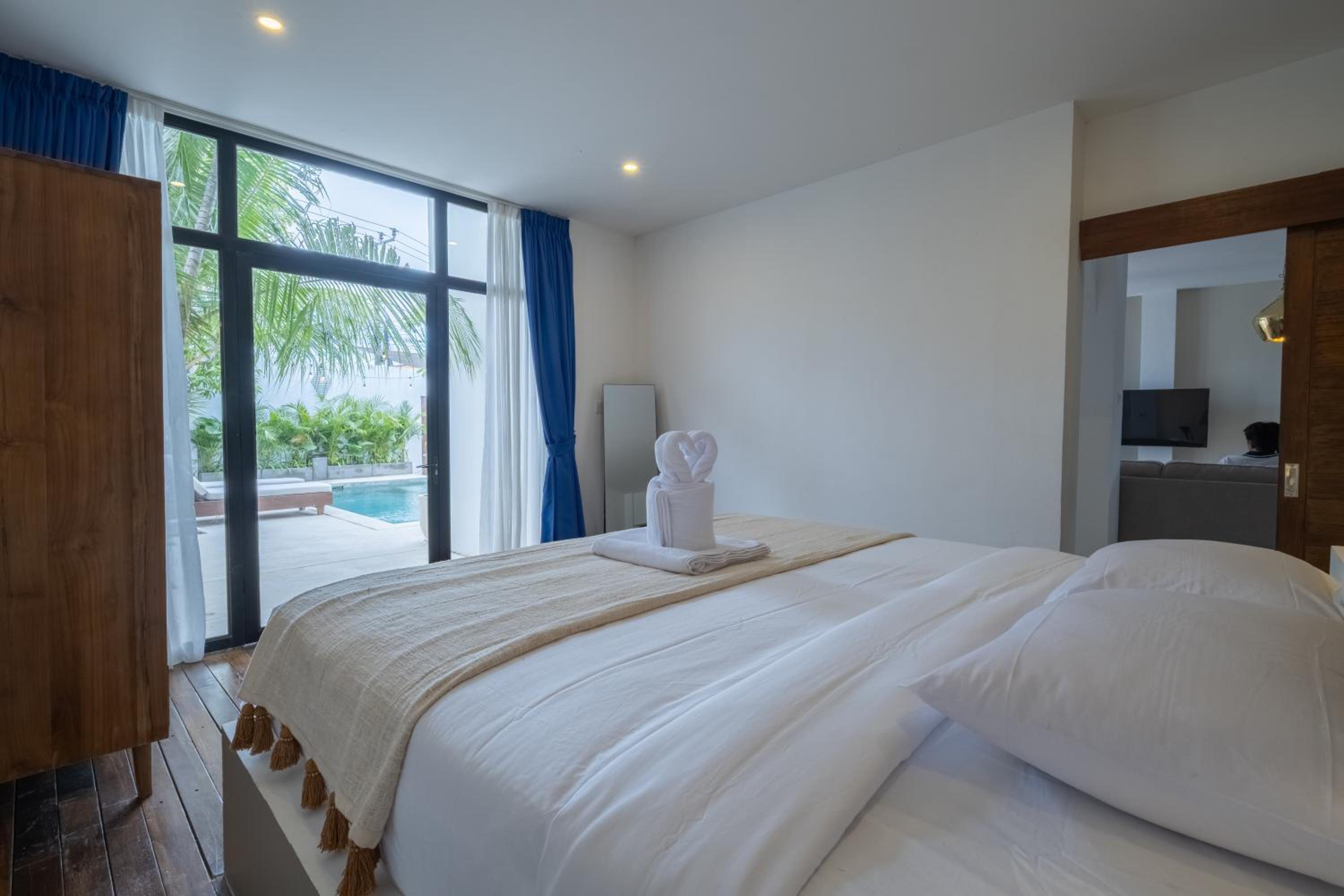 3BR Artful Retreat with Private Pool, Bathtub in Seminyak, 10 min to beach