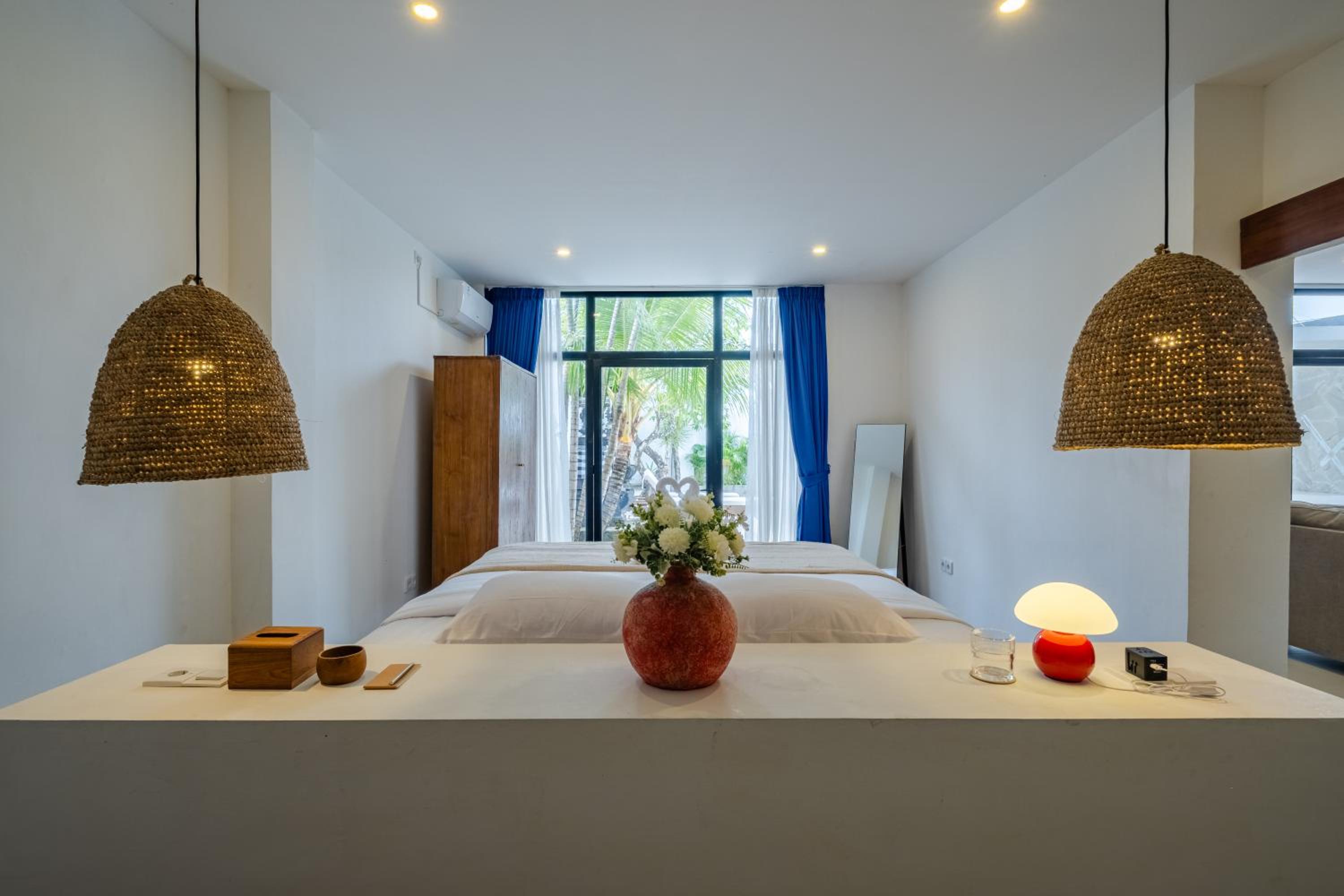 3BR Artful Retreat with Private Pool, Bathtub in Seminyak, 10 min to beach
