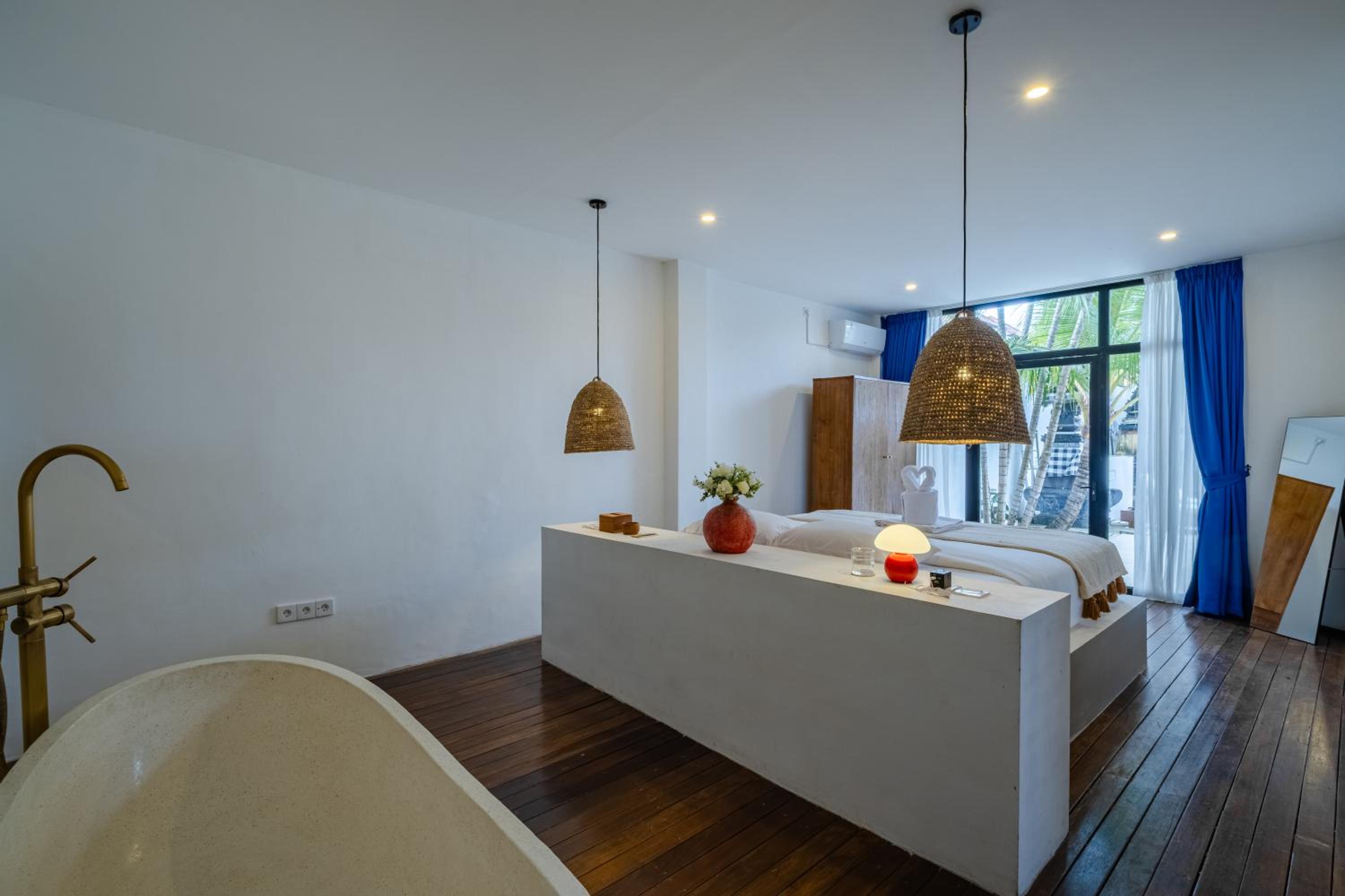 3BR Artful Retreat with Private Pool, Bathtub in Seminyak, 10 min to beach