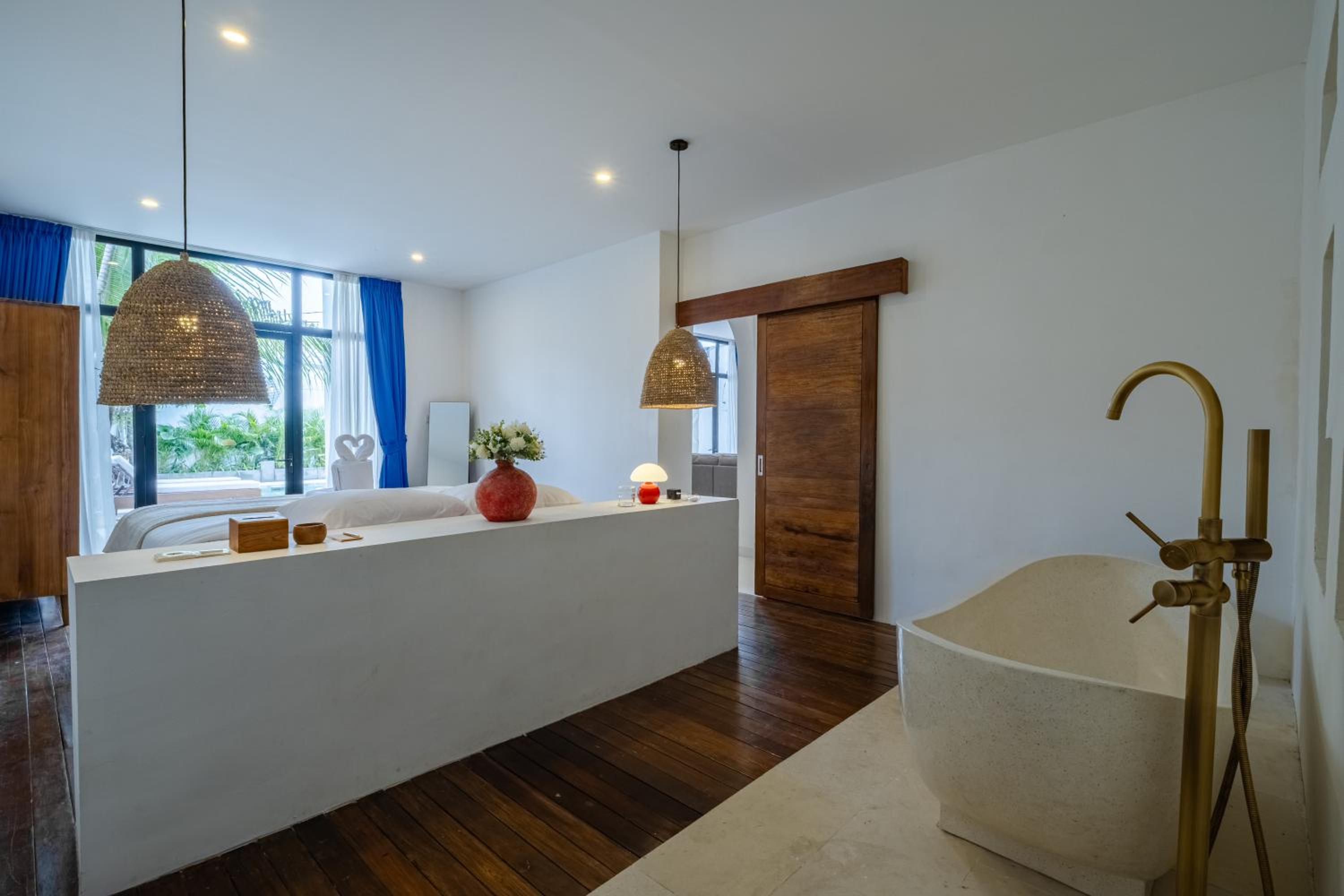 3BR Artful Retreat with Private Pool, Bathtub in Seminyak, 10 min to beach