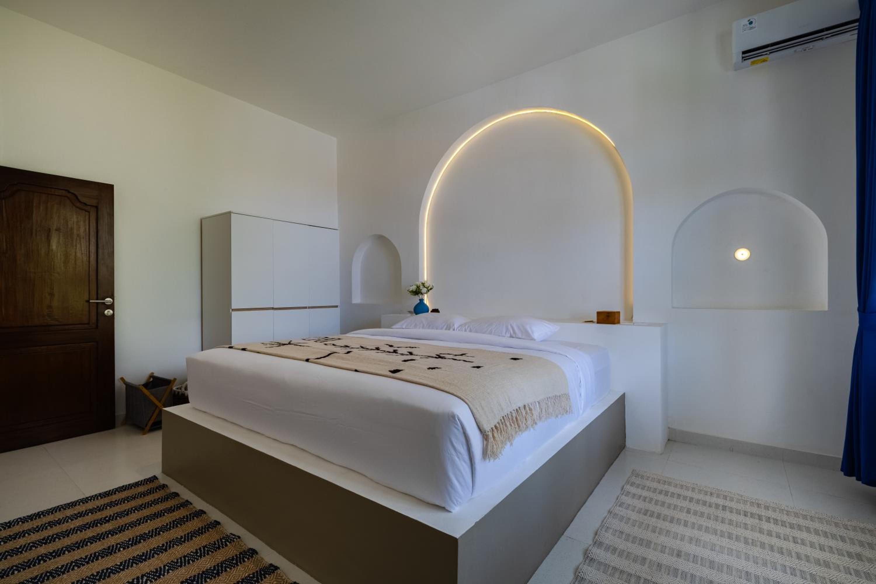 3BR Artful Retreat with Private Pool, Bathtub in Seminyak, 10 min to beach