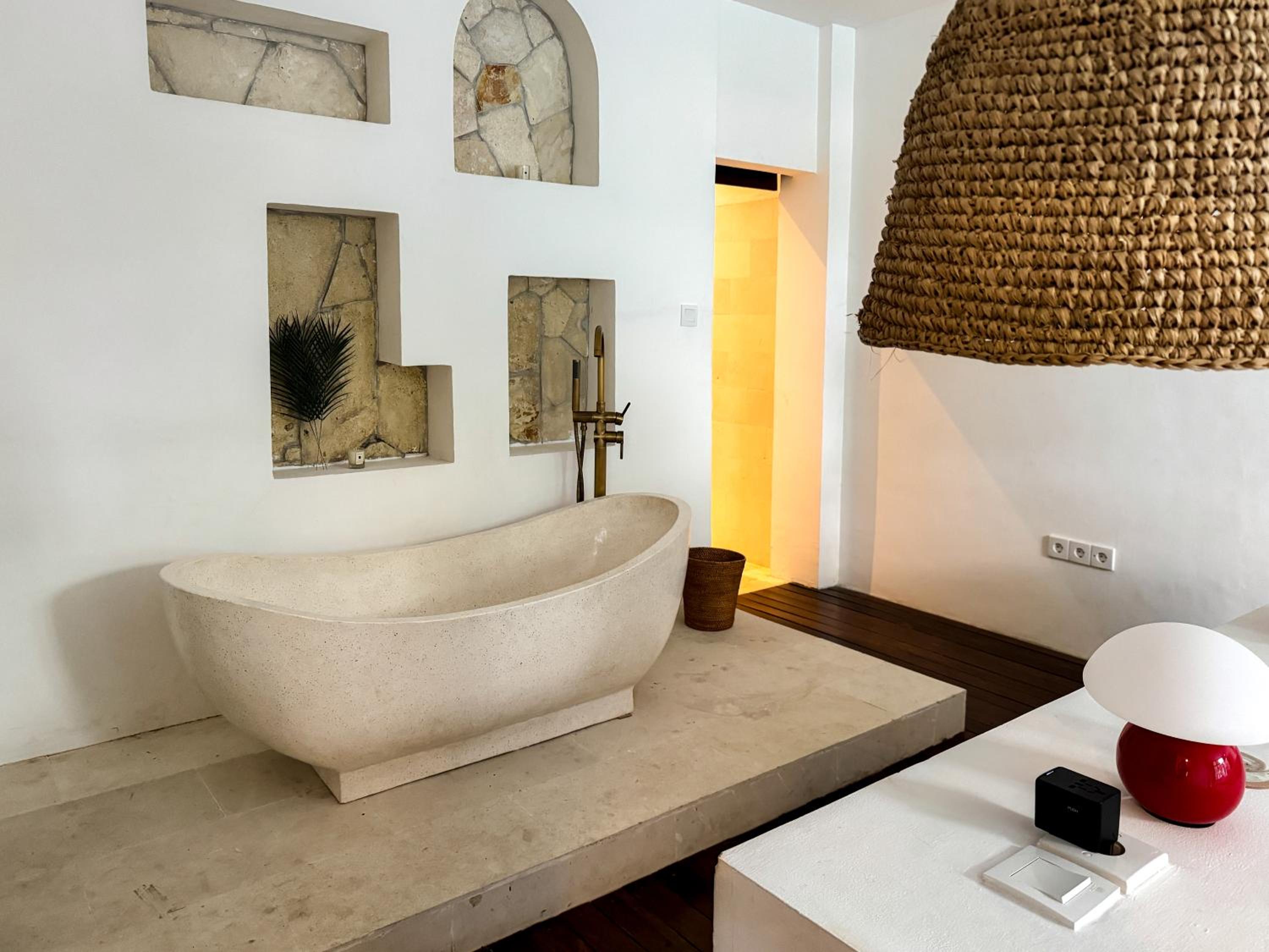 3BR Artful Retreat with Private Pool, Bathtub in Seminyak, 10 min to beach