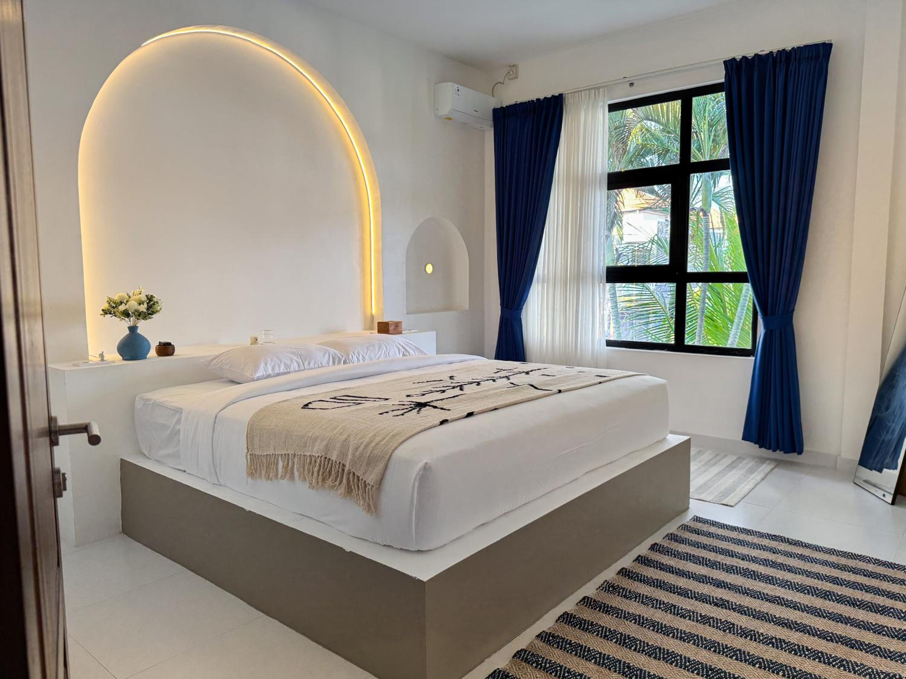 3BR Artful Retreat with Private Pool, Bathtub in Seminyak, 10 min to beach