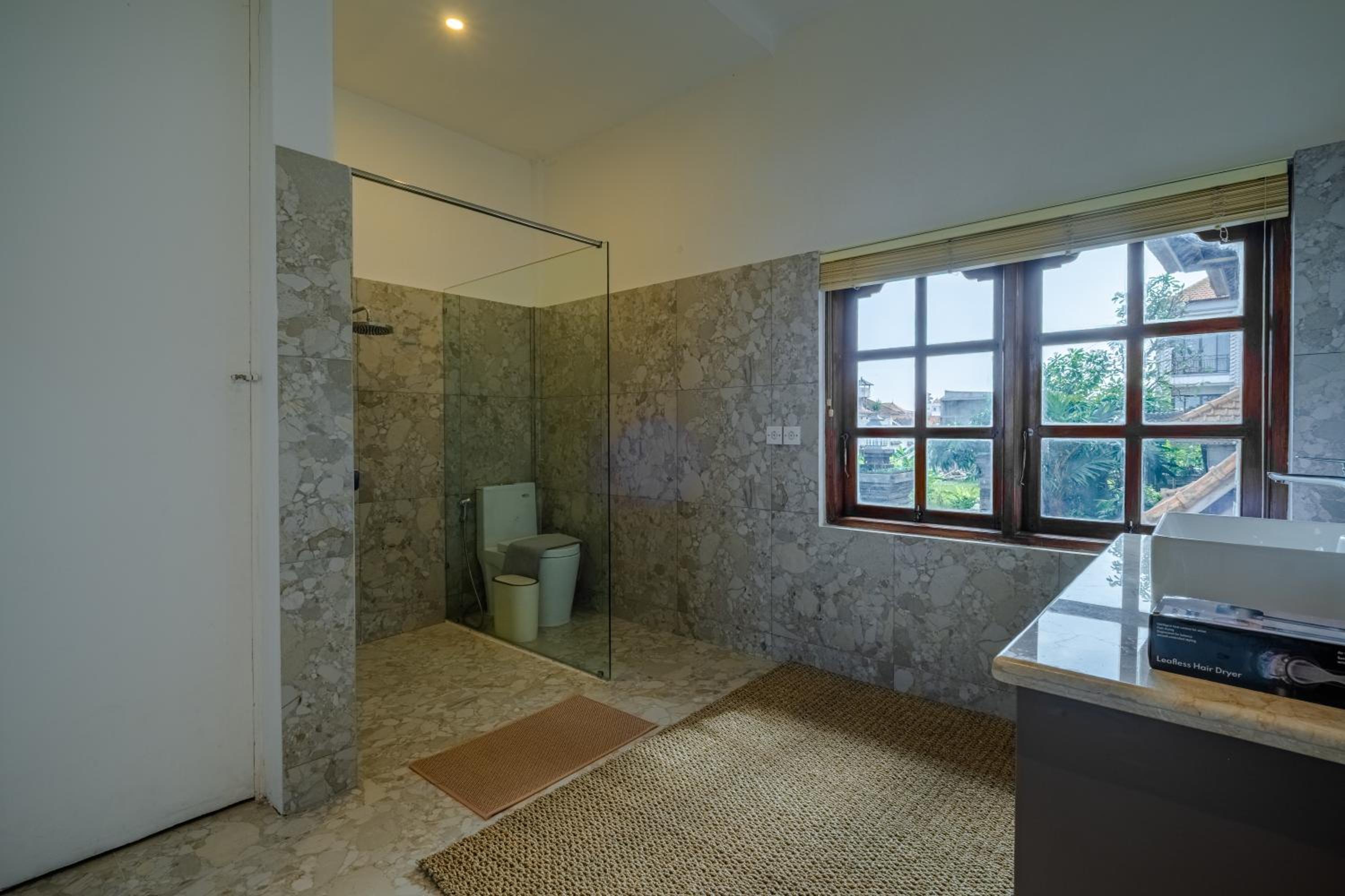 3BR Artful Retreat with Private Pool, Bathtub in Seminyak, 10 min to beach
