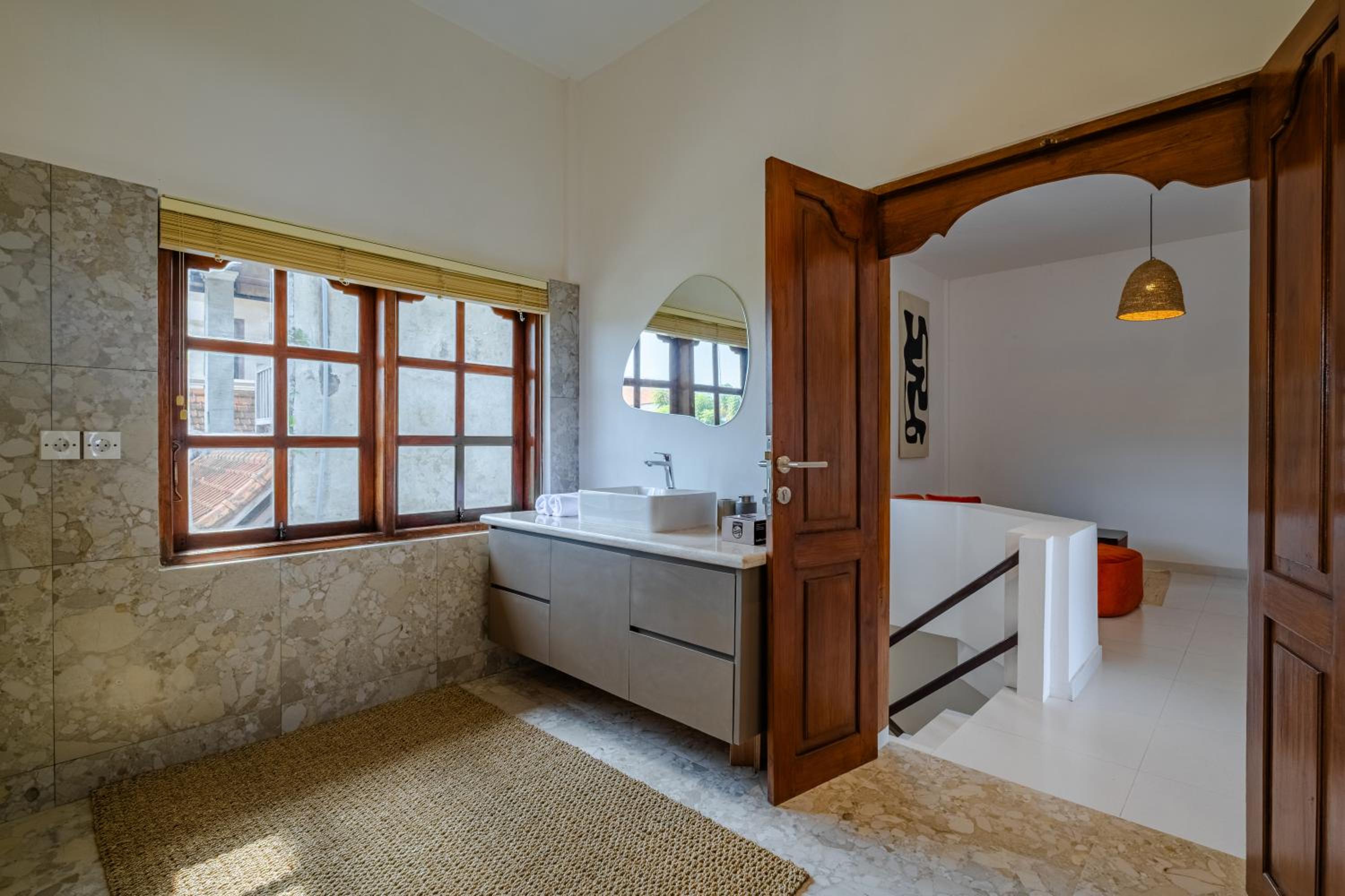 3BR Artful Retreat with Private Pool, Bathtub in Seminyak, 10 min to beach
