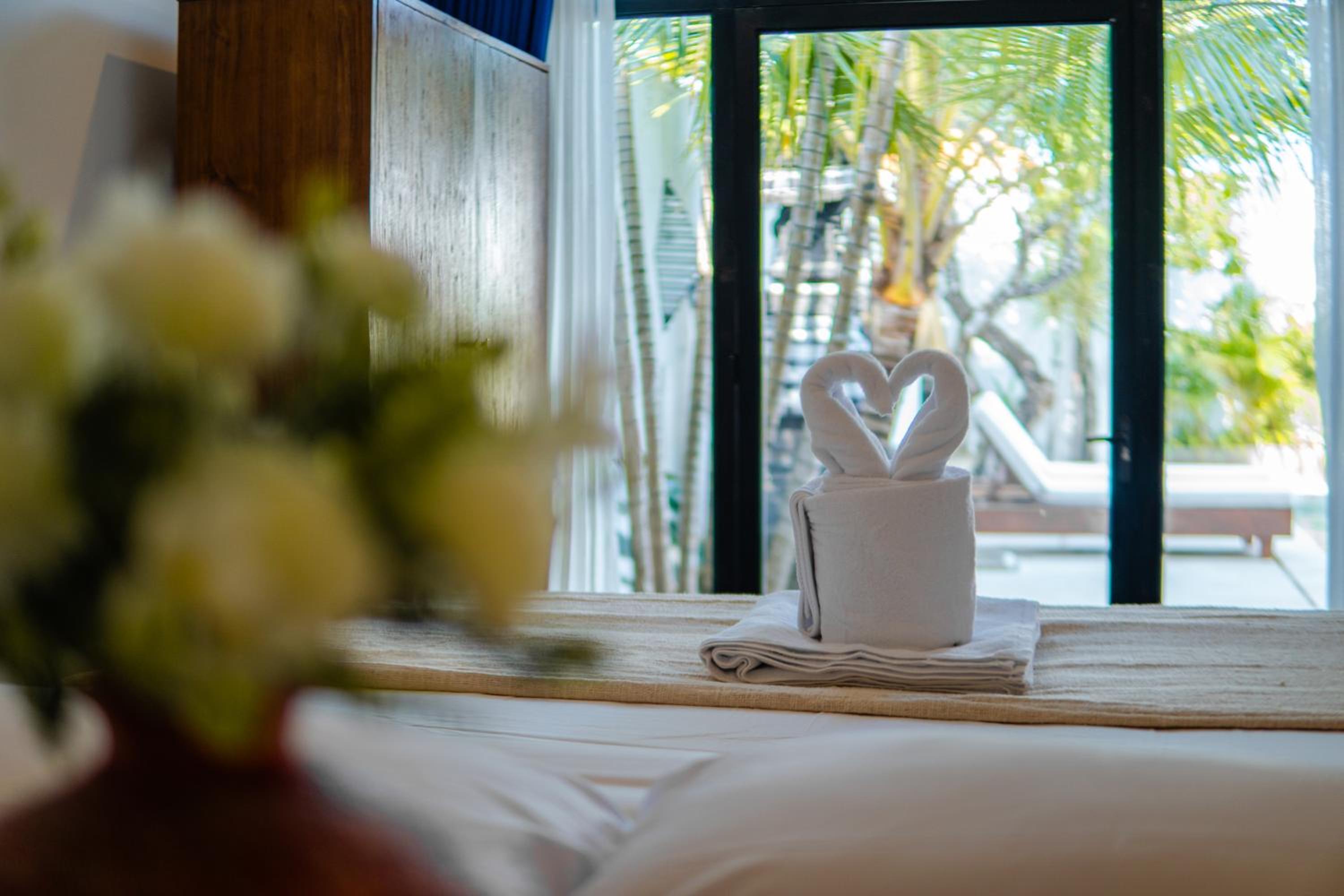 3BR Artful Retreat with Private Pool, Bathtub in Seminyak, 10 min to beach