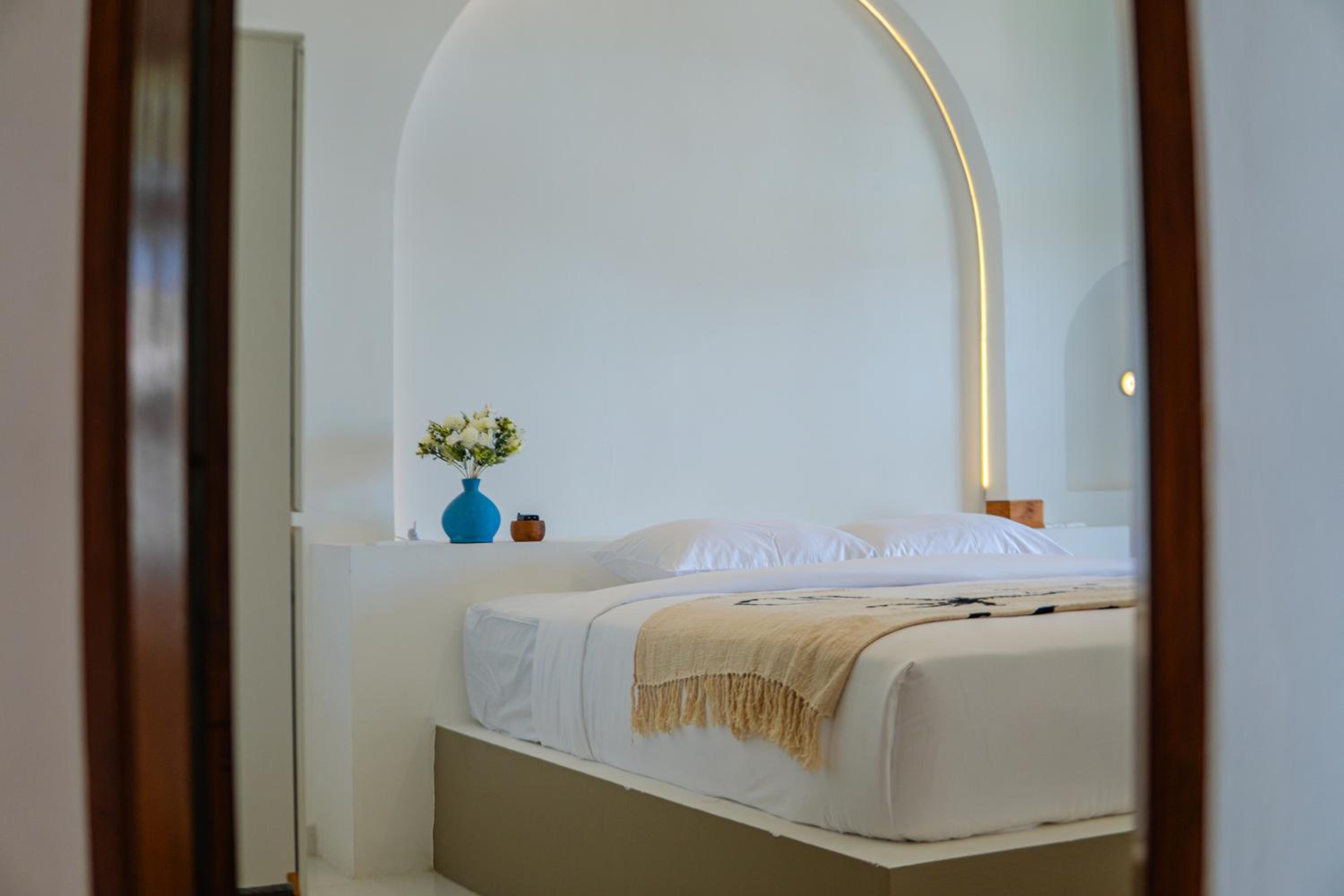 3BR Artful Retreat with Private Pool, Bathtub in Seminyak, 10 min to beach