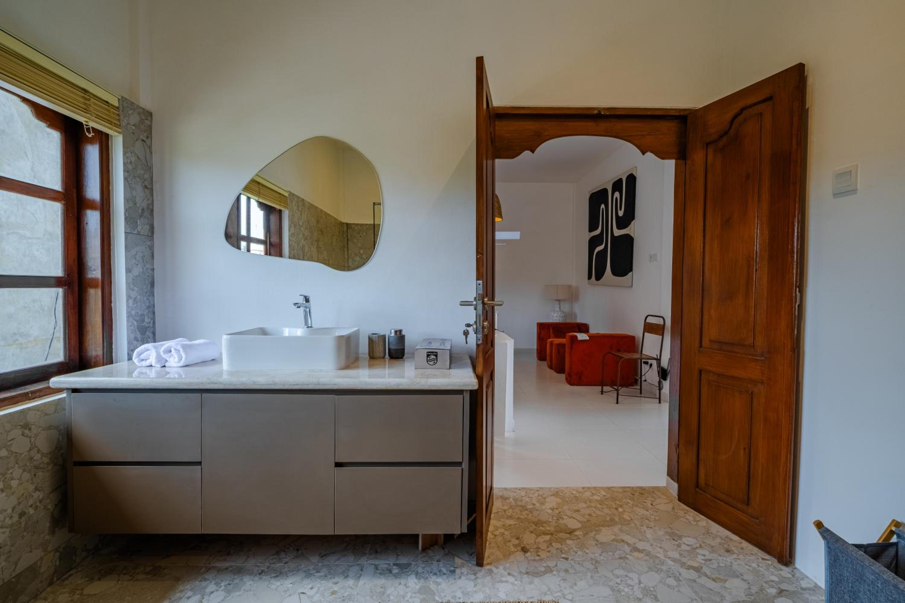 3BR Artful Retreat with Private Pool, Bathtub in Seminyak, 10 min to beach