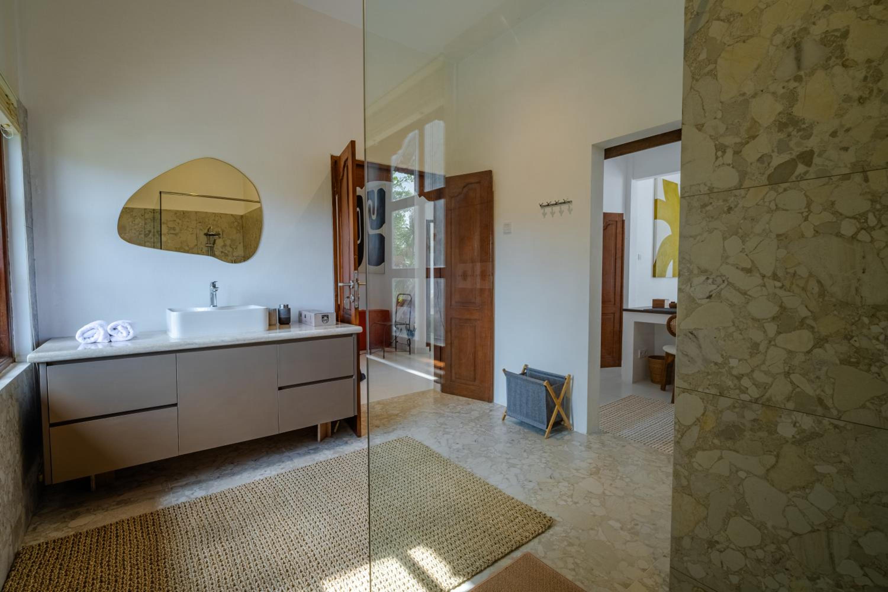 3BR Artful Retreat with Private Pool, Bathtub in Seminyak, 10 min to beach
