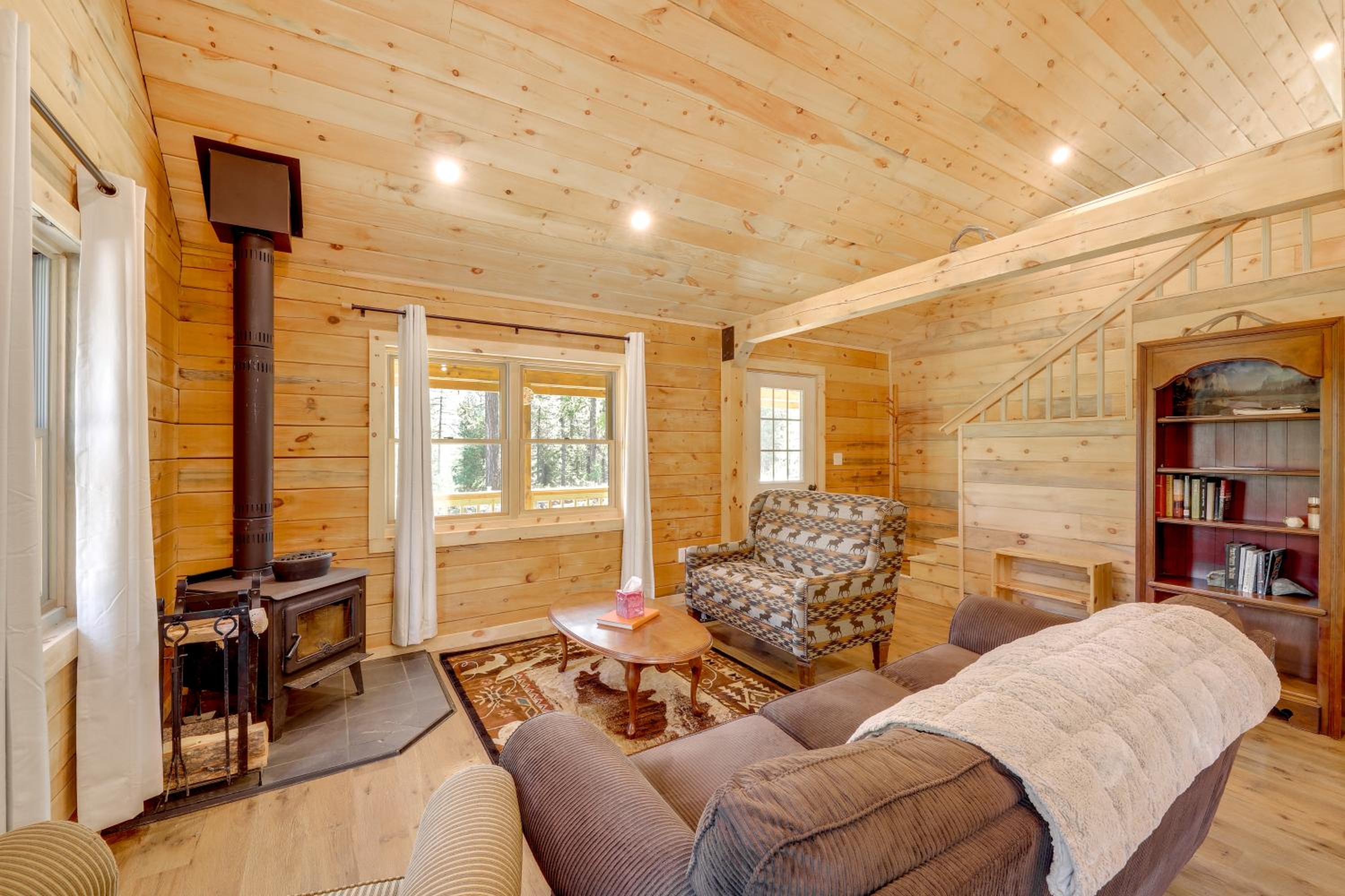 Secluded Mtn-View Cabin 16 Mi to Swan Lake!