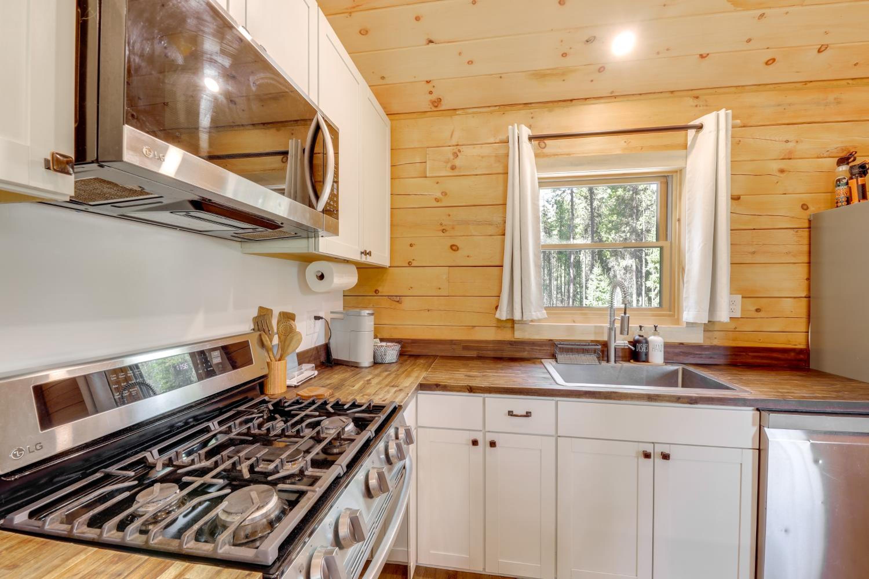 Secluded Mtn-View Cabin 16 Mi to Swan Lake!