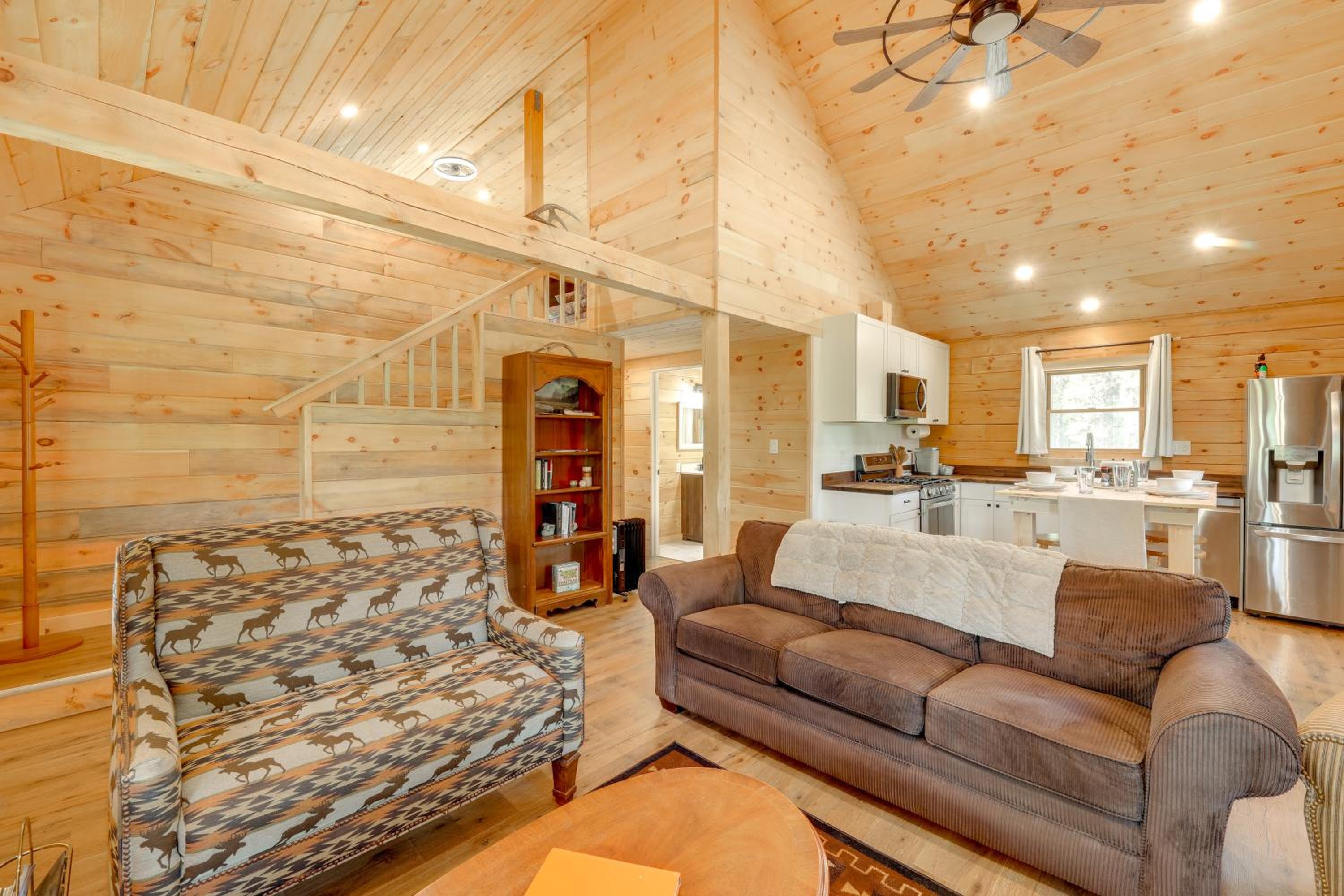 Secluded Mtn-View Cabin 16 Mi to Swan Lake!