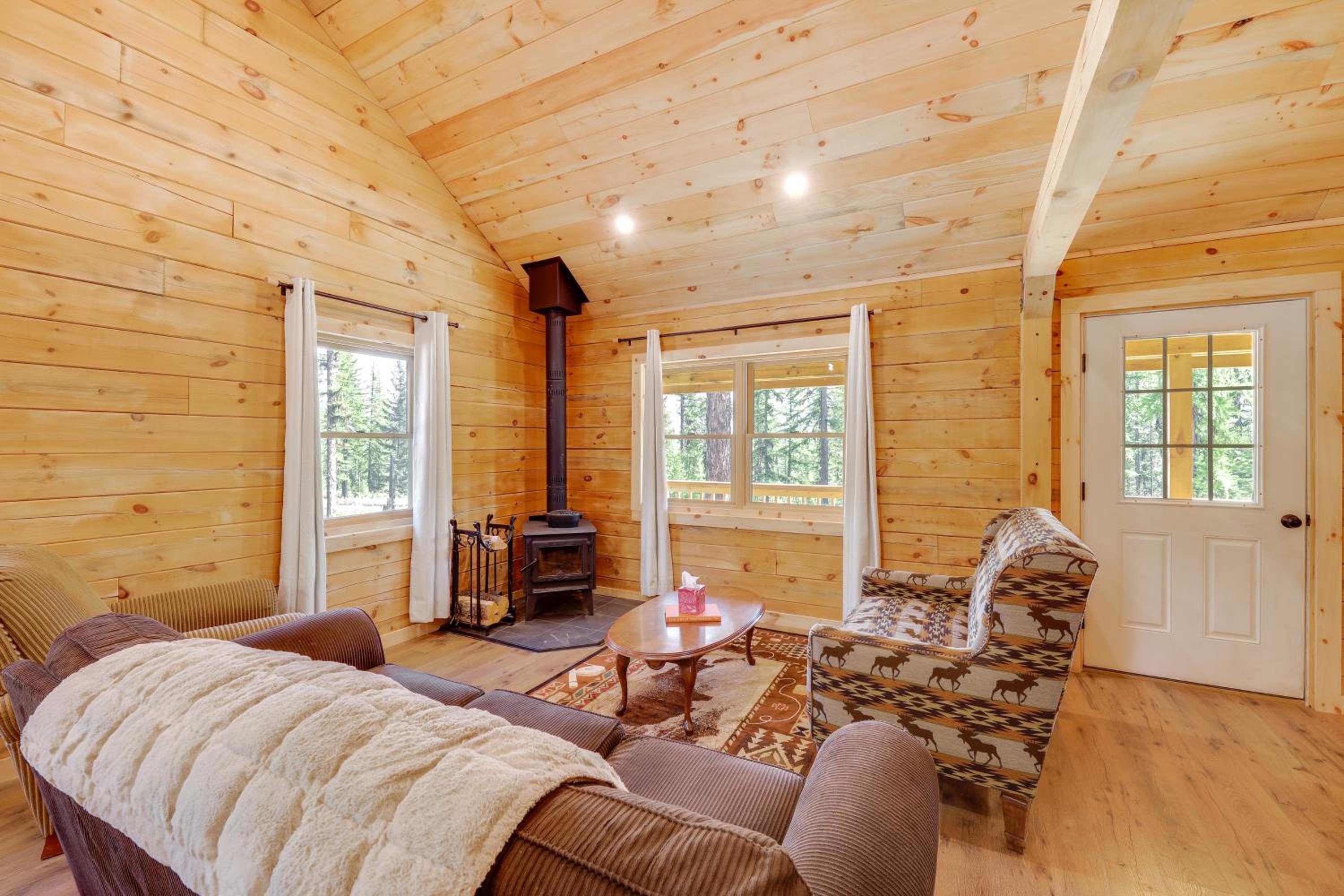 Secluded Mtn-View Cabin 16 Mi to Swan Lake!