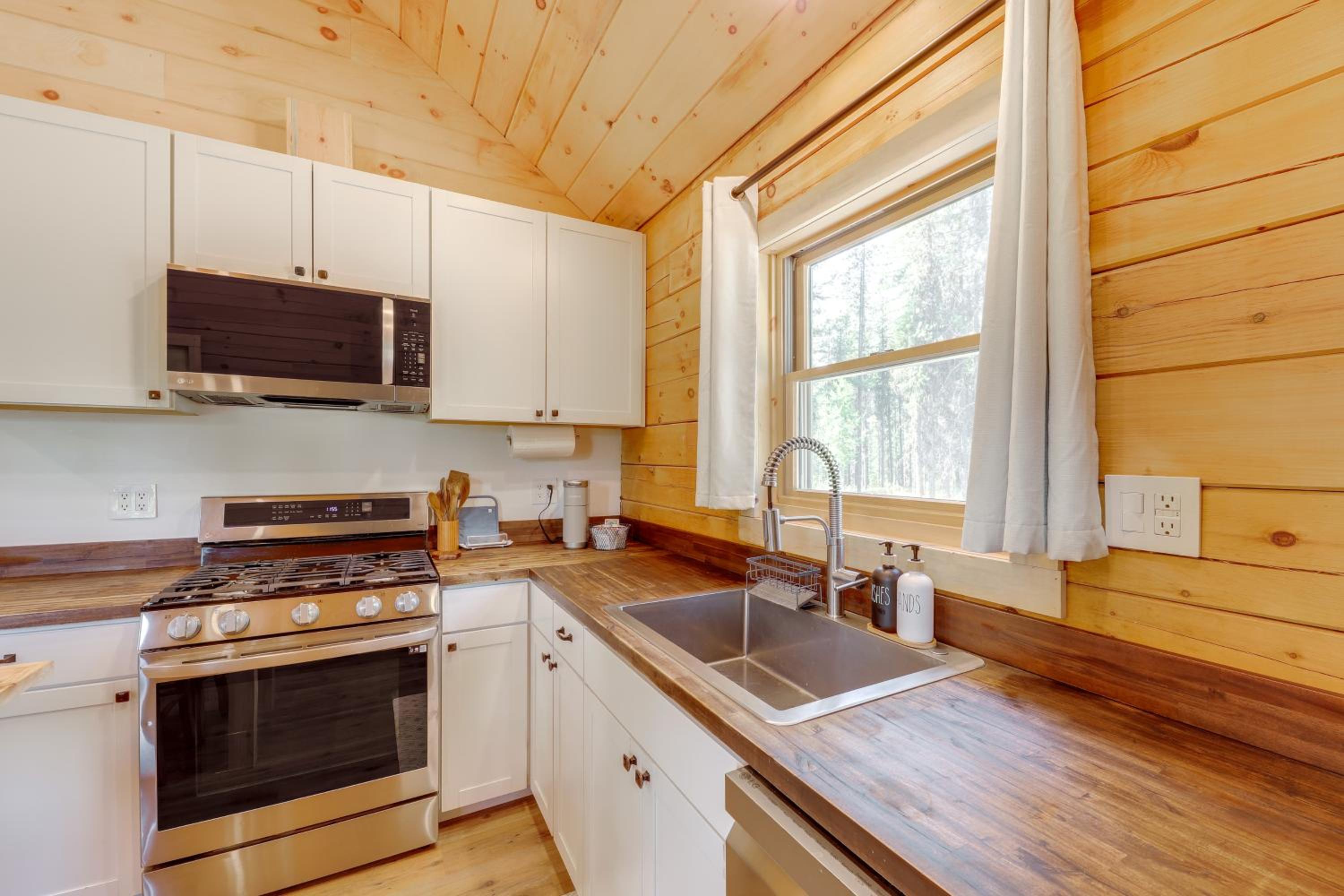 Secluded Mtn-View Cabin 16 Mi to Swan Lake!