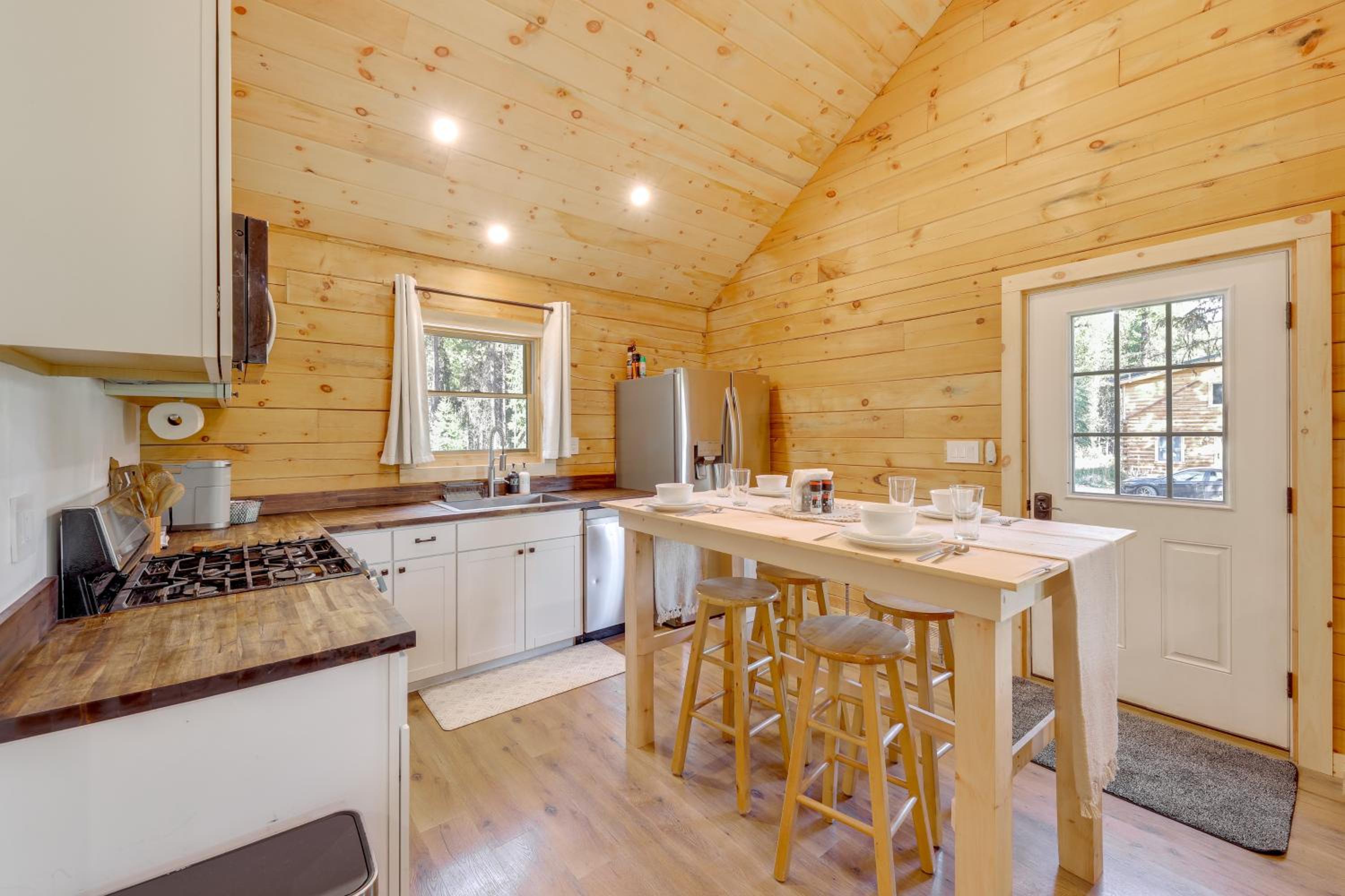 Secluded Mtn-View Cabin 16 Mi to Swan Lake!