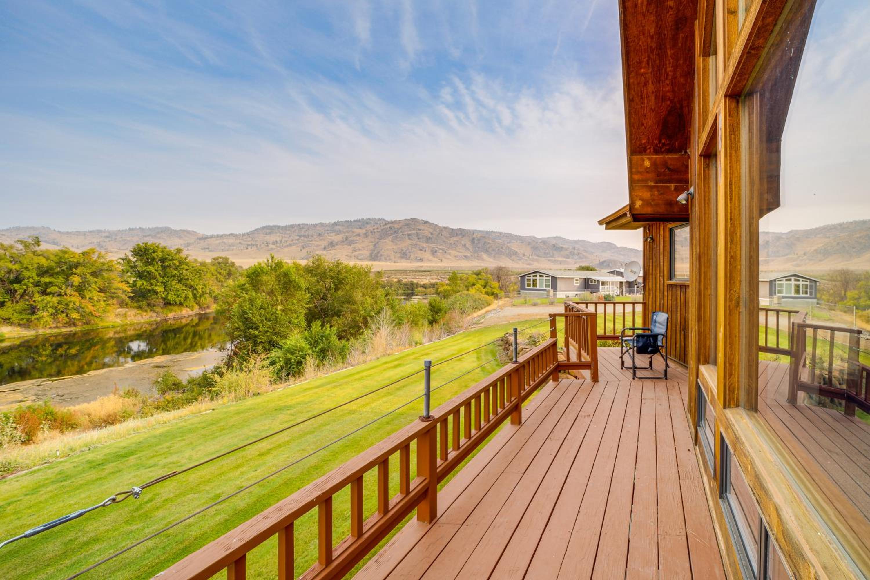Stunning A-Frame Home with Views, 10 Mi to Okanogan!