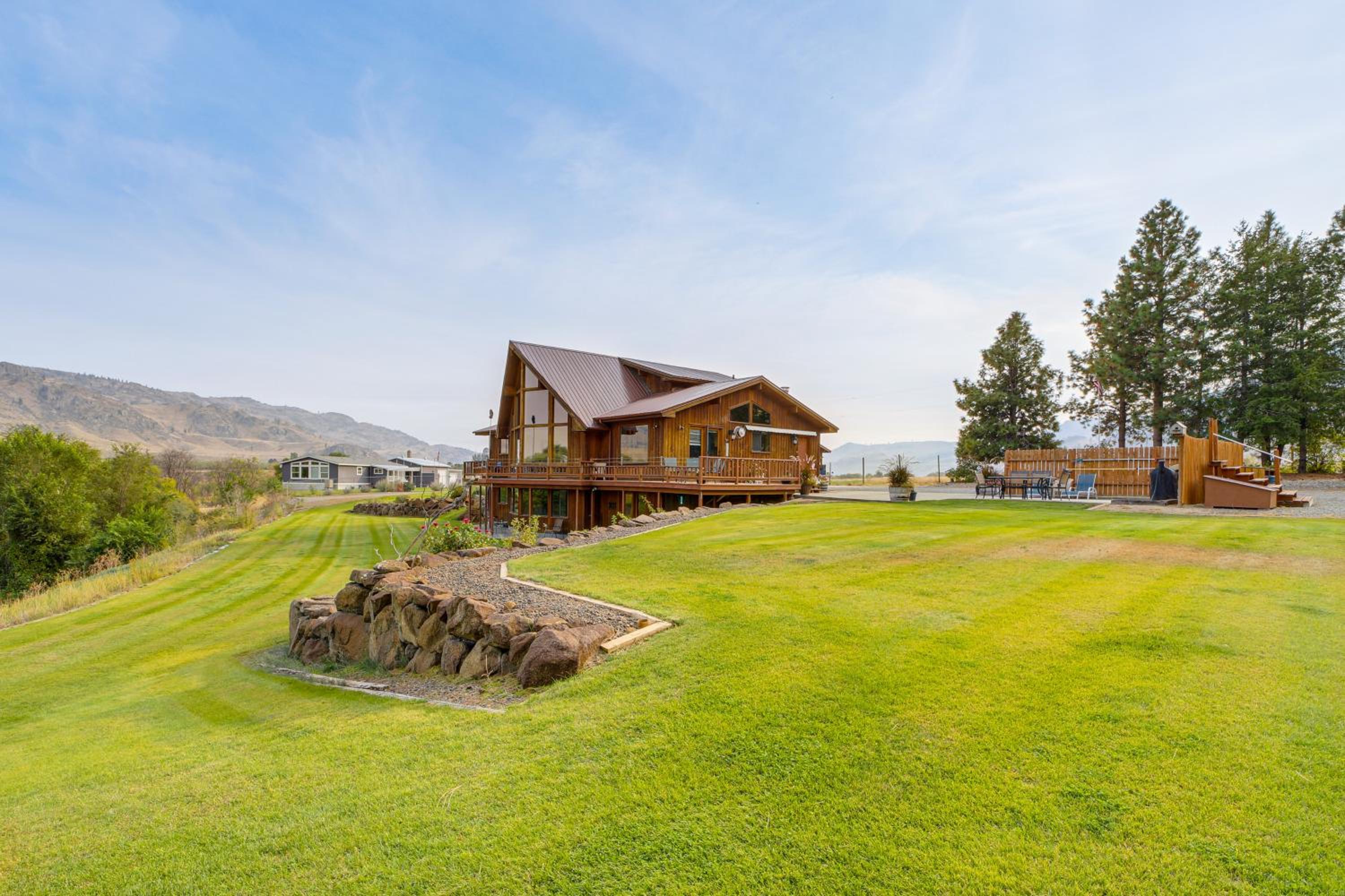 Stunning A-Frame Home with Views, 10 Mi to Okanogan!