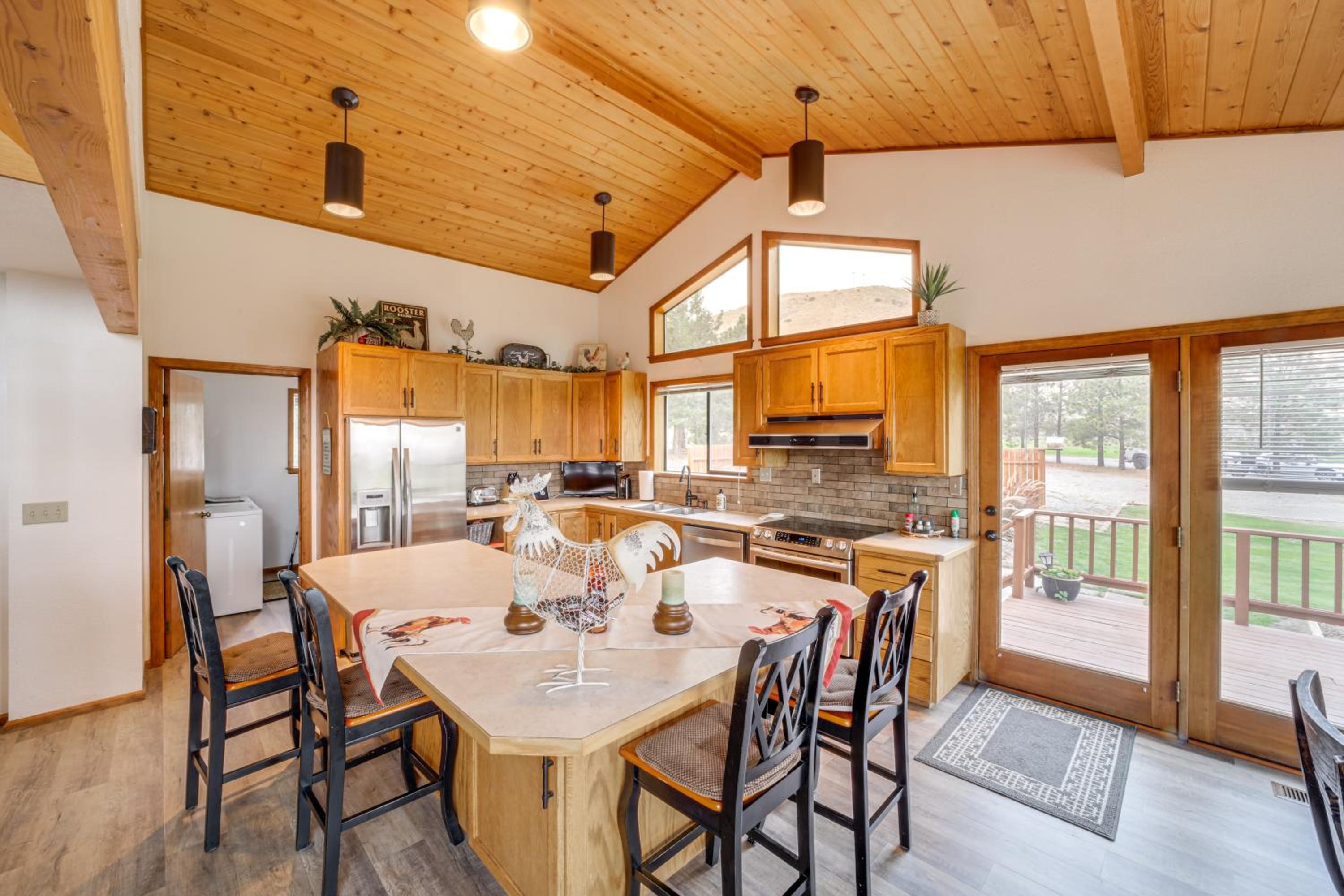 Stunning A-Frame Home with Views, 10 Mi to Okanogan!