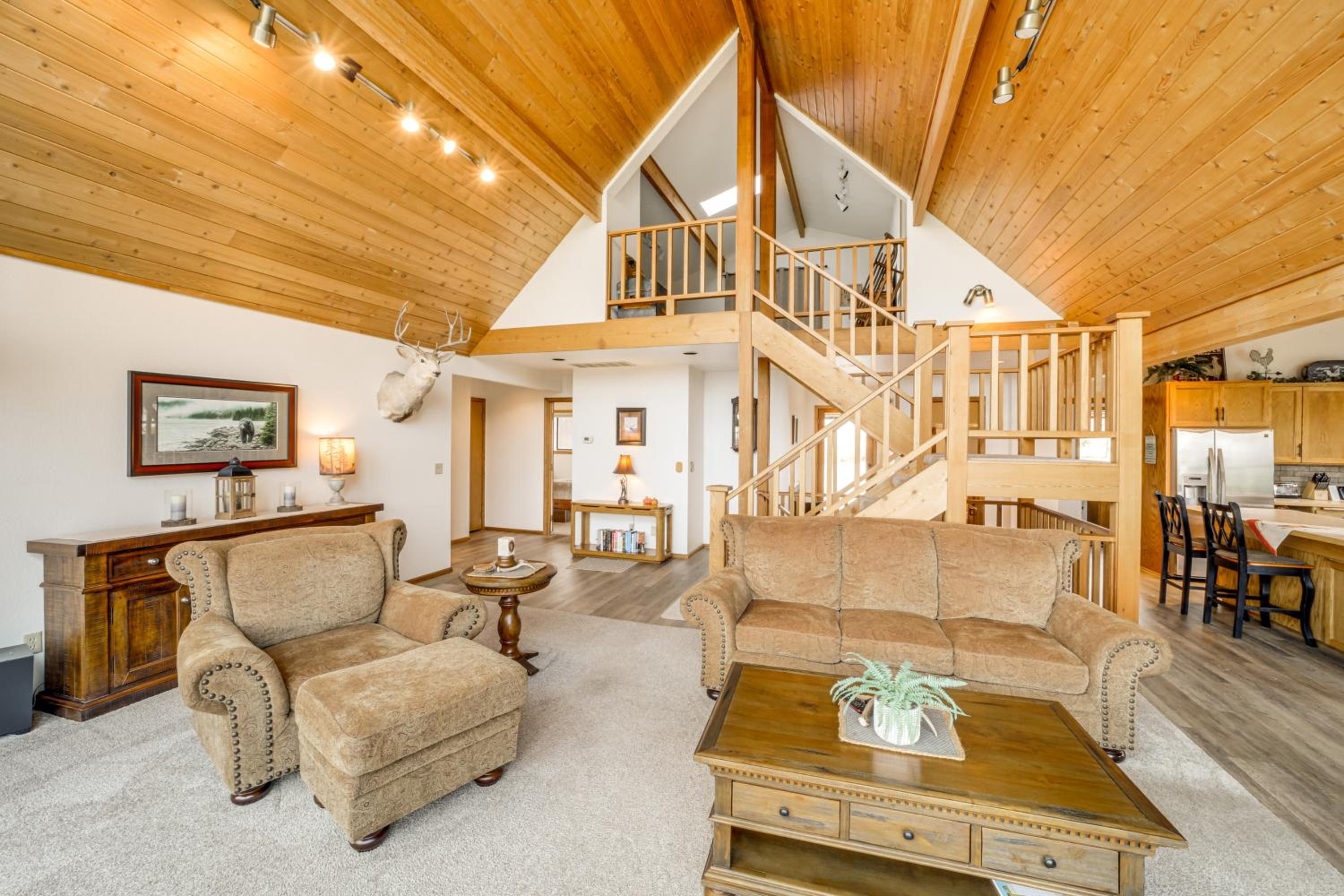 Stunning A-Frame Home with Views, 10 Mi to Okanogan!