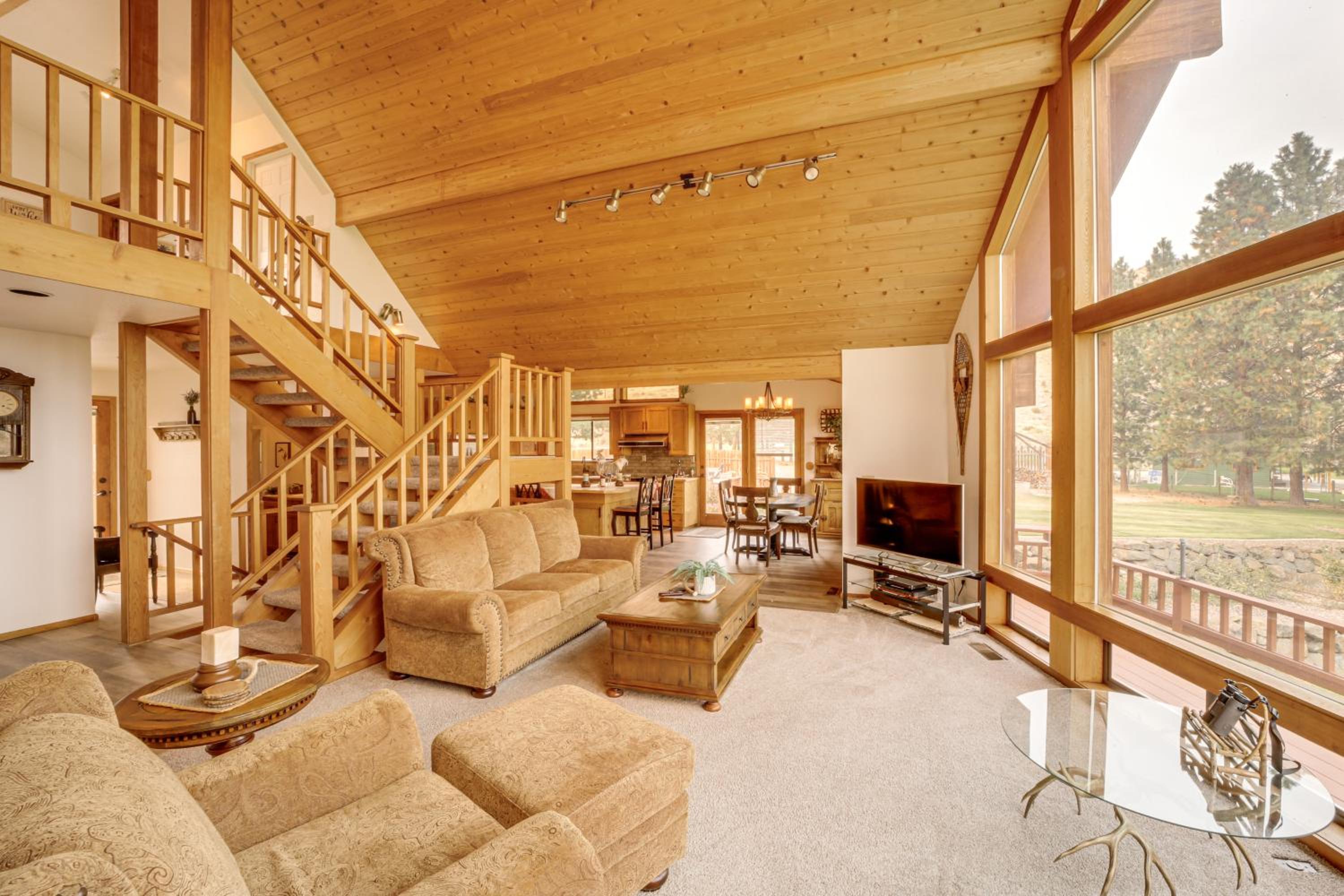 Stunning A-Frame Home with Views, 10 Mi to Okanogan!