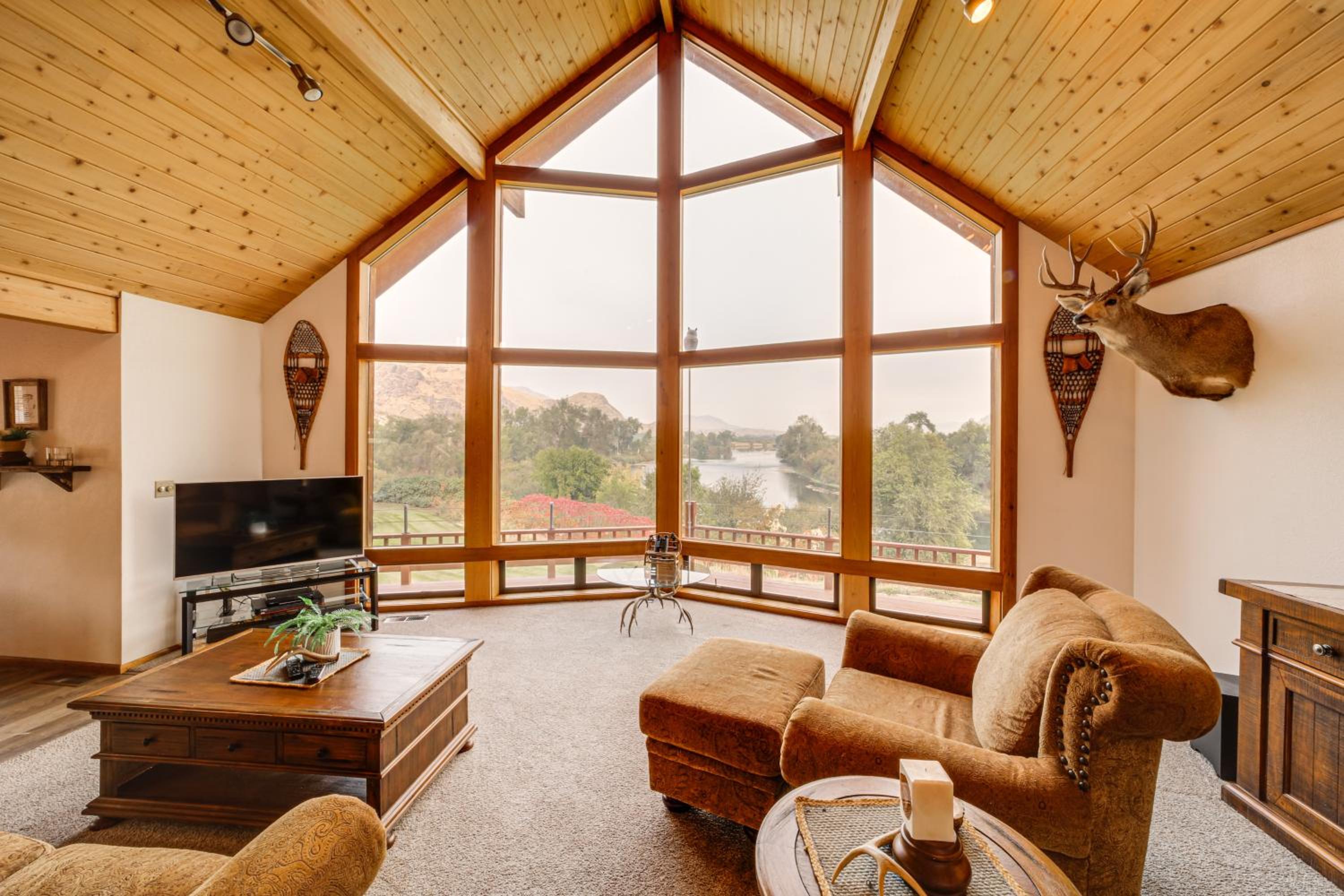 Stunning A-Frame Home with Views, 10 Mi to Okanogan!