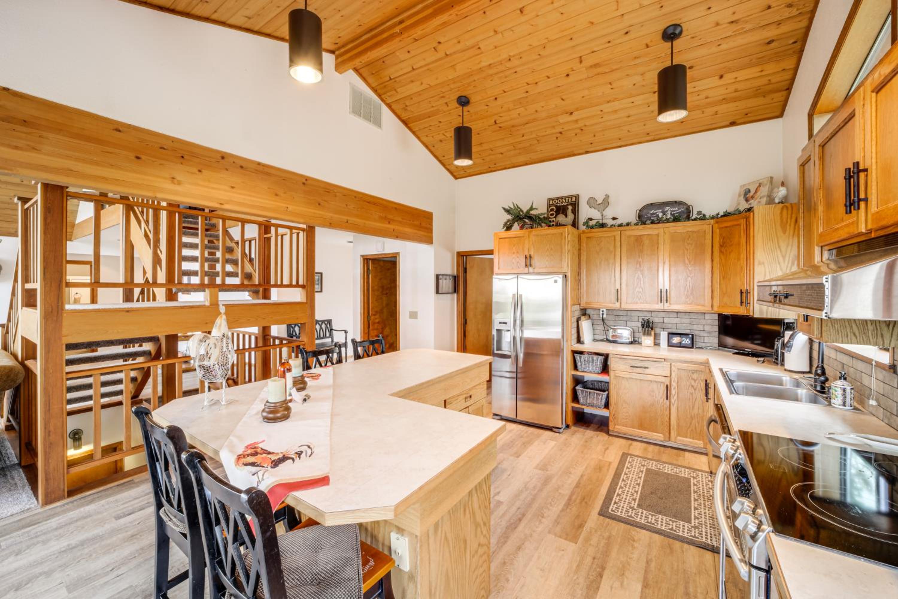 Stunning A-Frame Home with Views, 10 Mi to Okanogan!