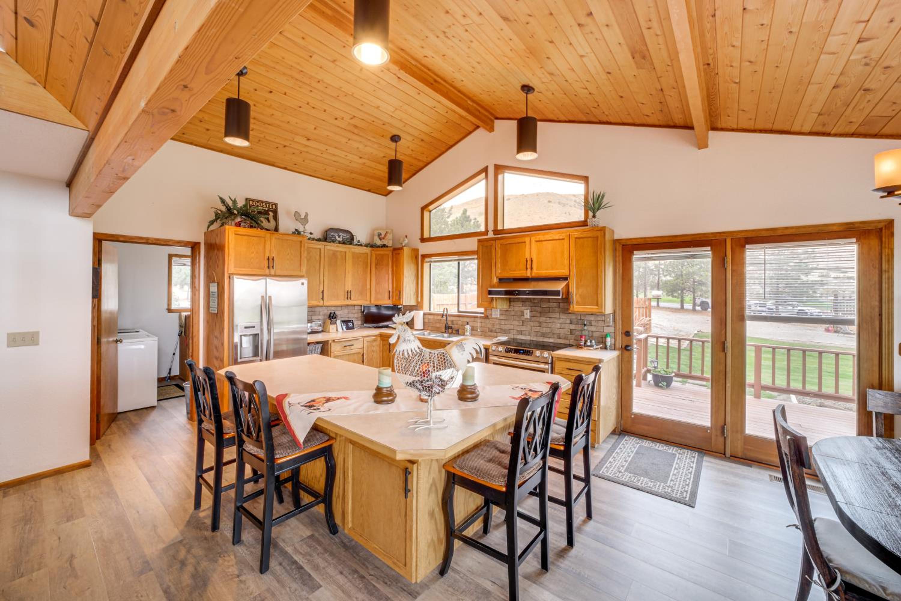 Stunning A-Frame Home with Views, 10 Mi to Okanogan!