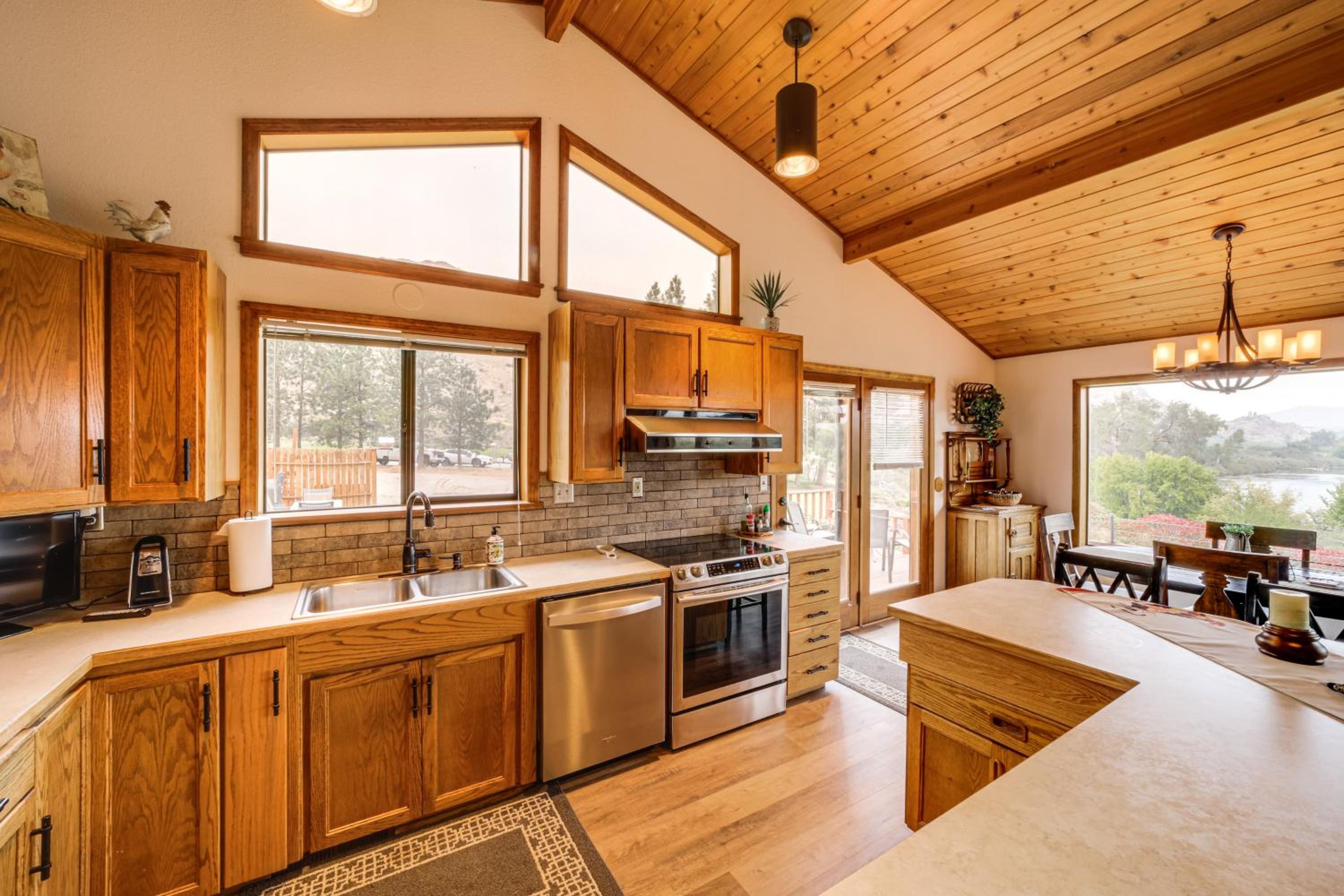 Stunning A-Frame Home with Views, 10 Mi to Okanogan!