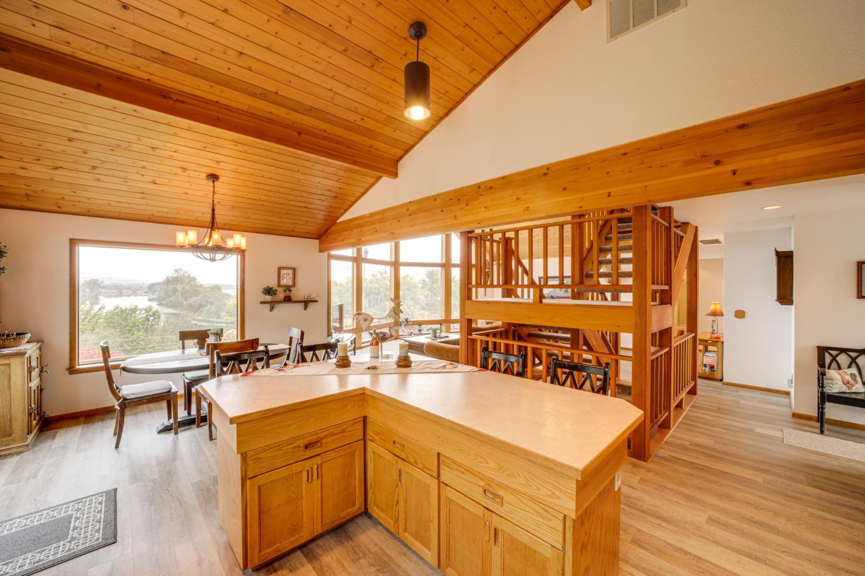 Stunning A-Frame Home with Views, 10 Mi to Okanogan!