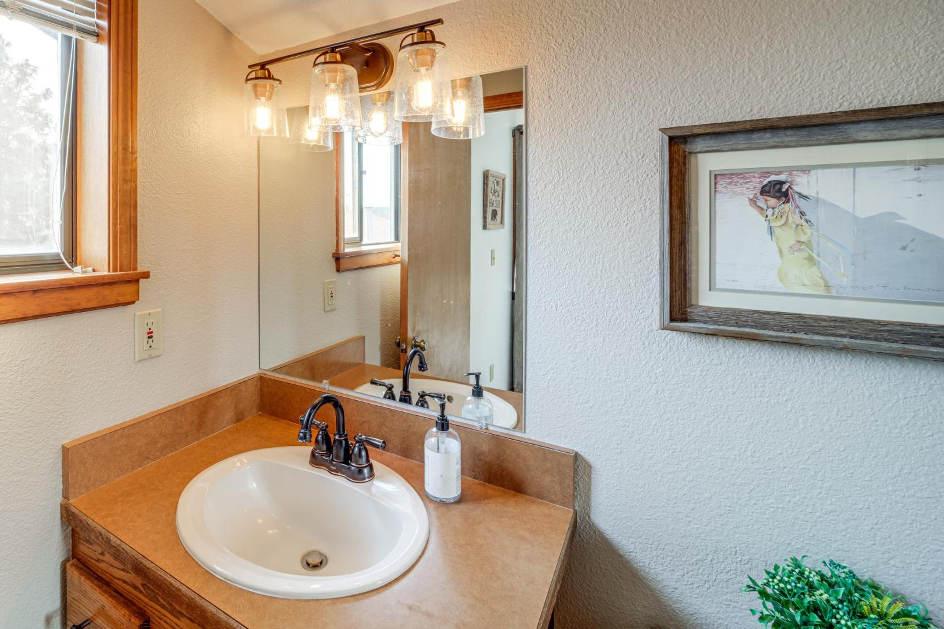 Stunning A-Frame Home with Views, 10 Mi to Okanogan!