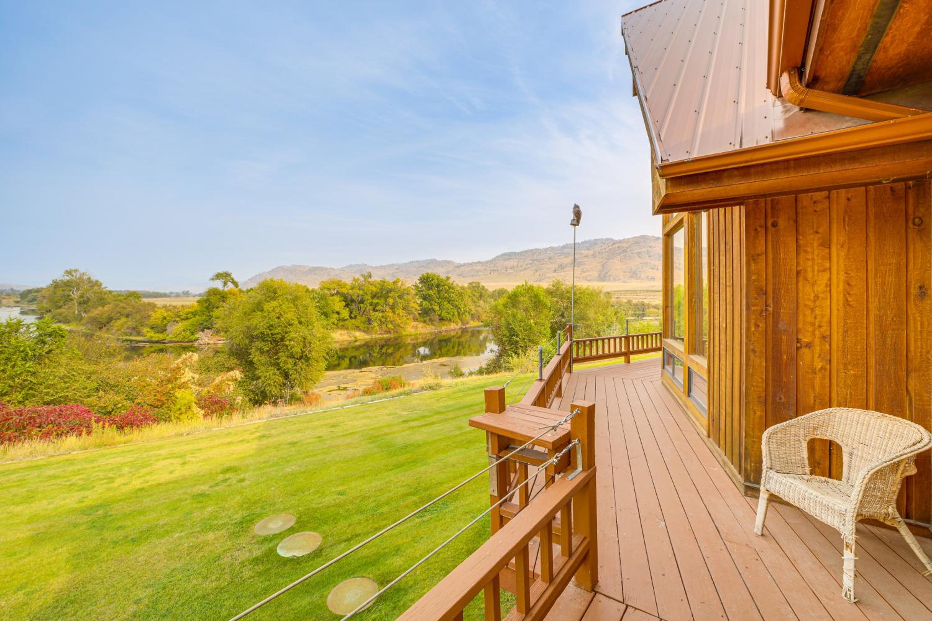 Stunning A-Frame Home with Views, 10 Mi to Okanogan!