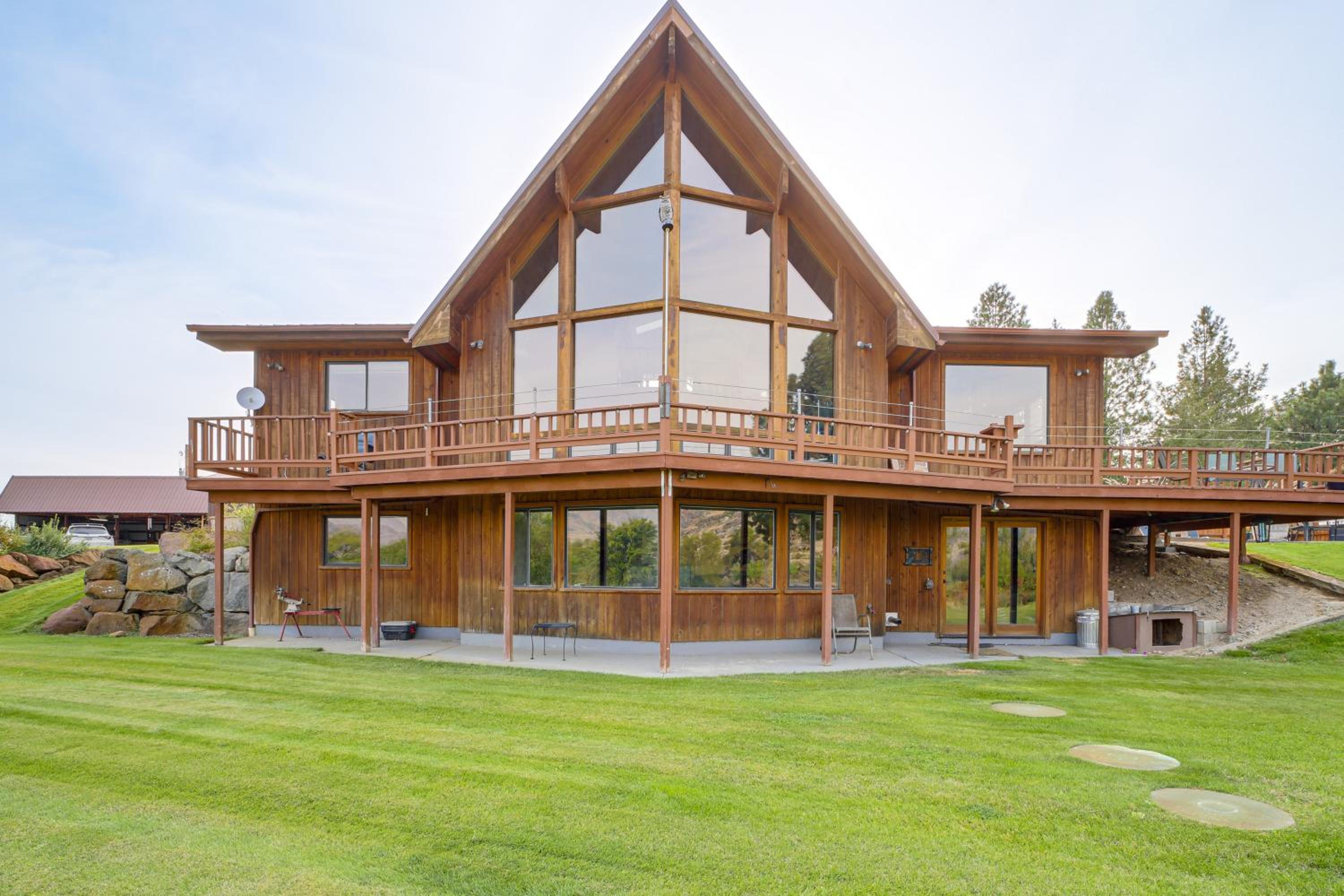 Stunning A-Frame Home with Views, 10 Mi to Okanogan!
