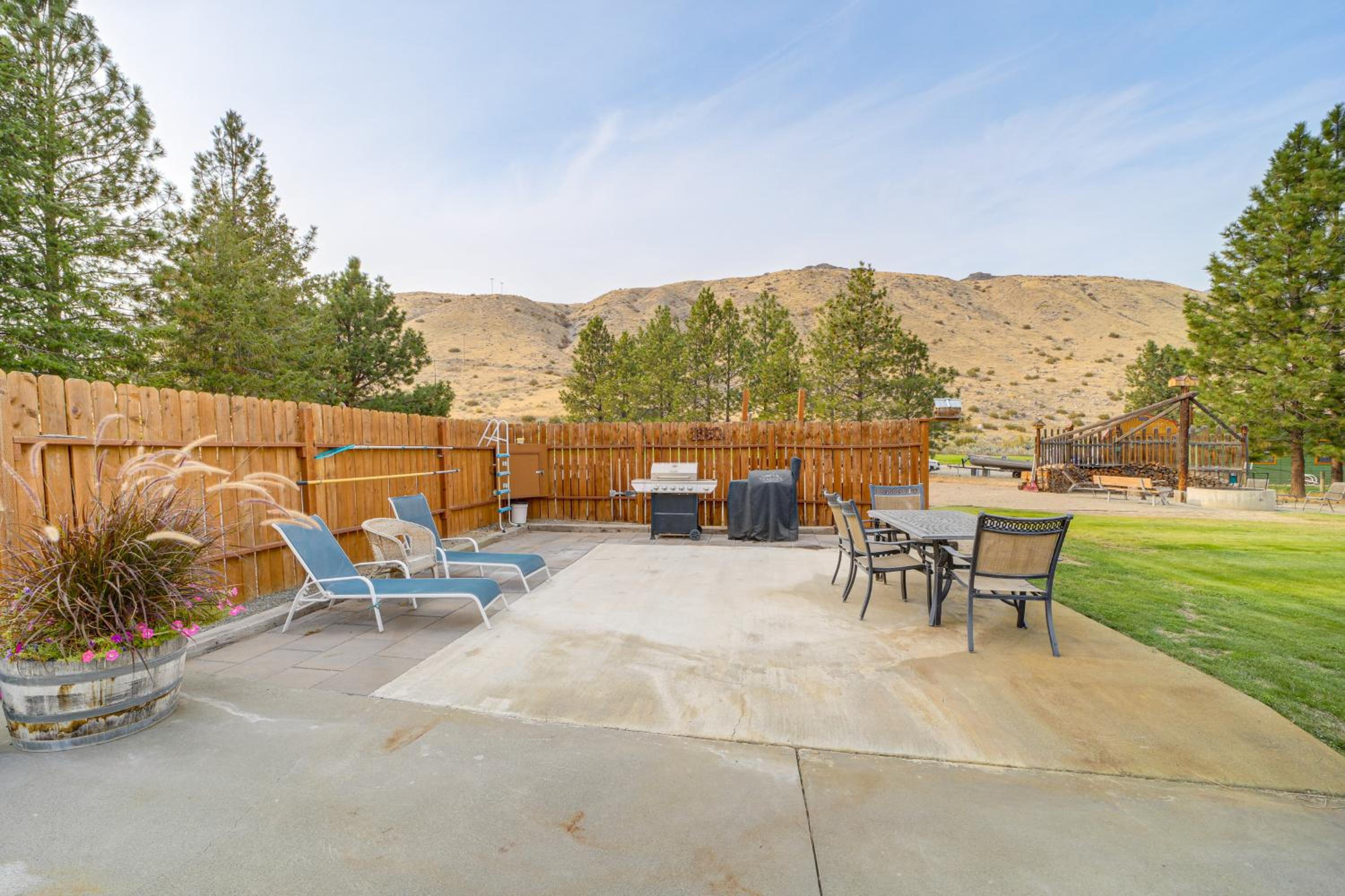 Stunning A-Frame Home with Views, 10 Mi to Okanogan!