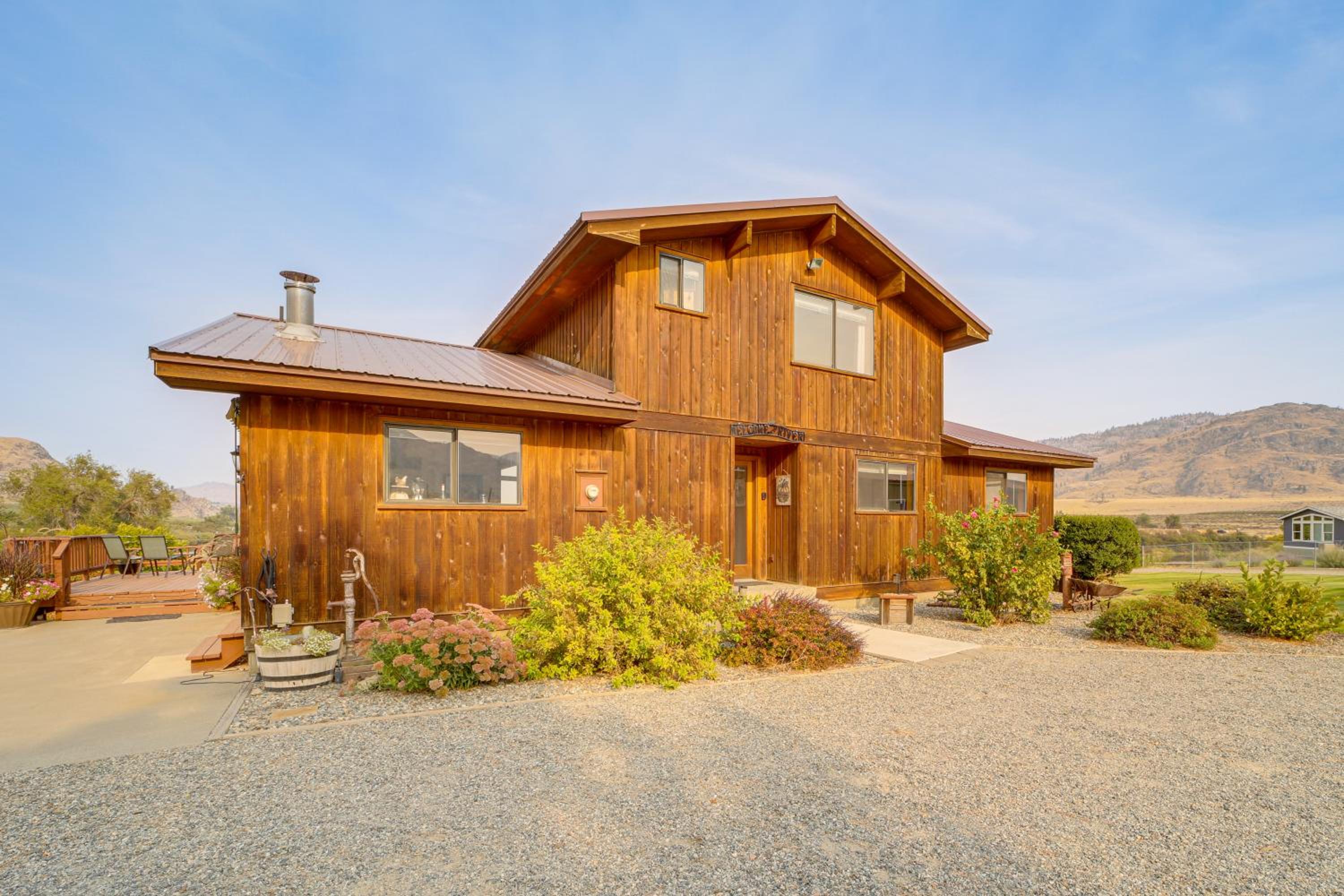 Stunning A-Frame Home with Views, 10 Mi to Okanogan!