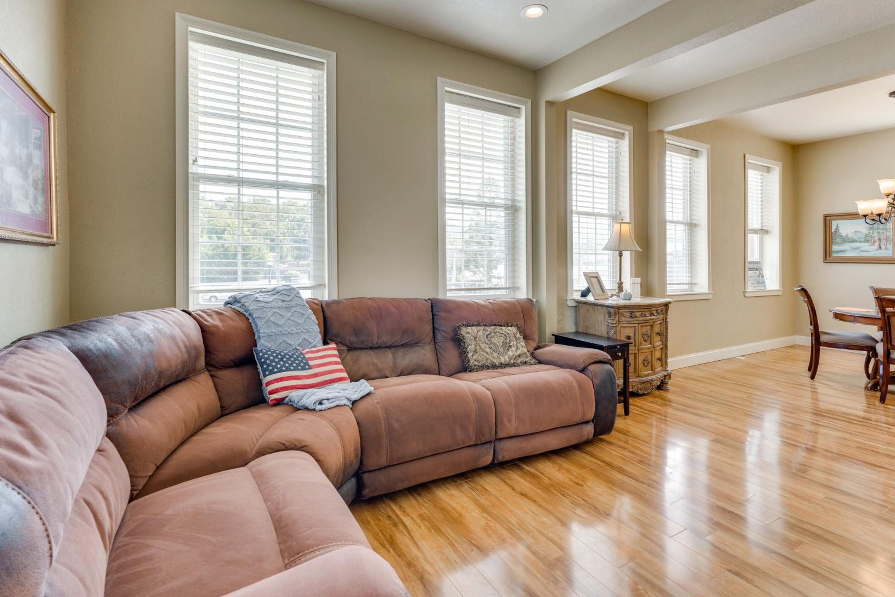 Explore Historic Dtwn! Walkable Loft in Murphy