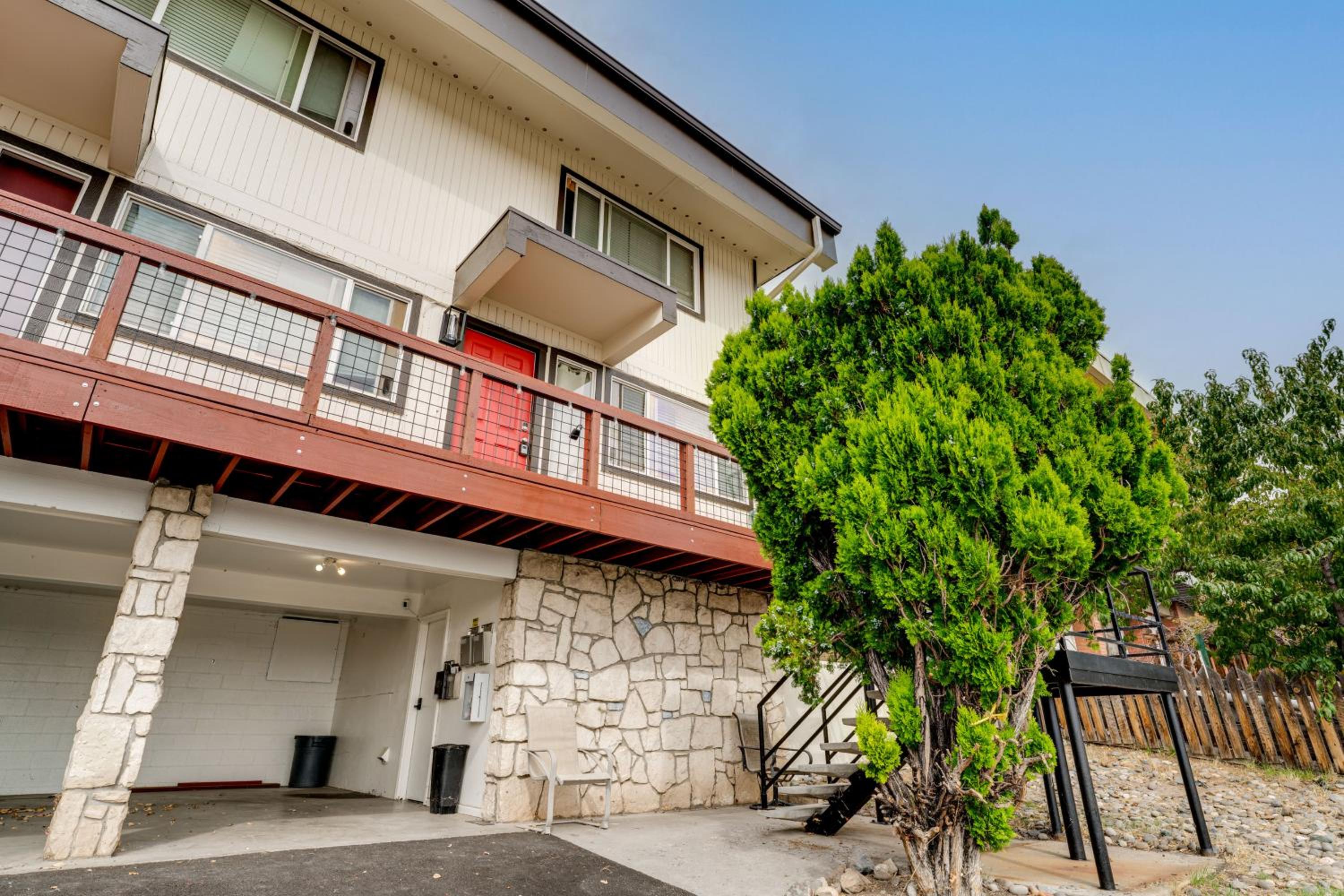 2 Mi to Dtwn Reno and UNR City-View Townhome!