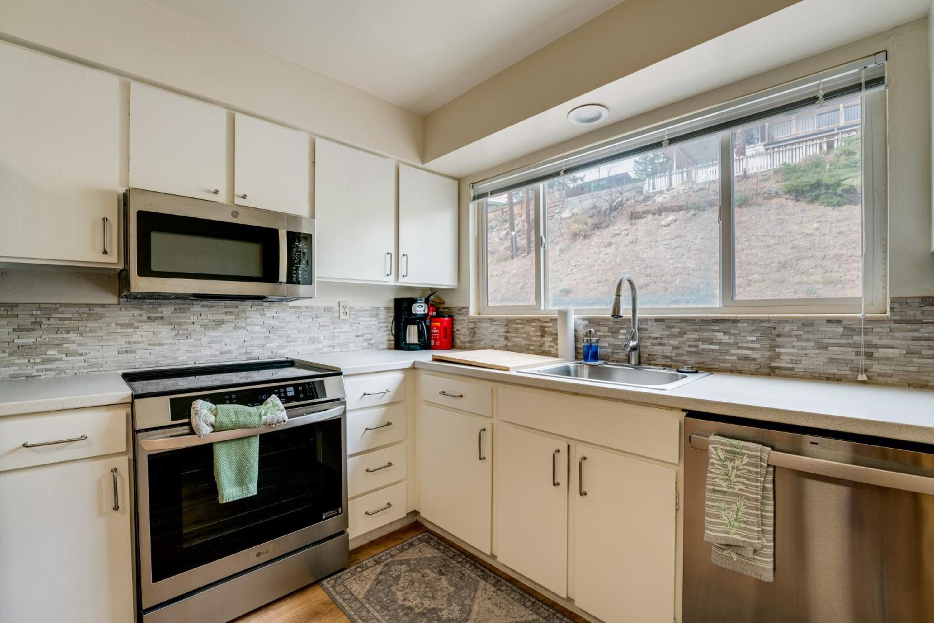 2 Mi to Dtwn Reno and UNR City-View Townhome!