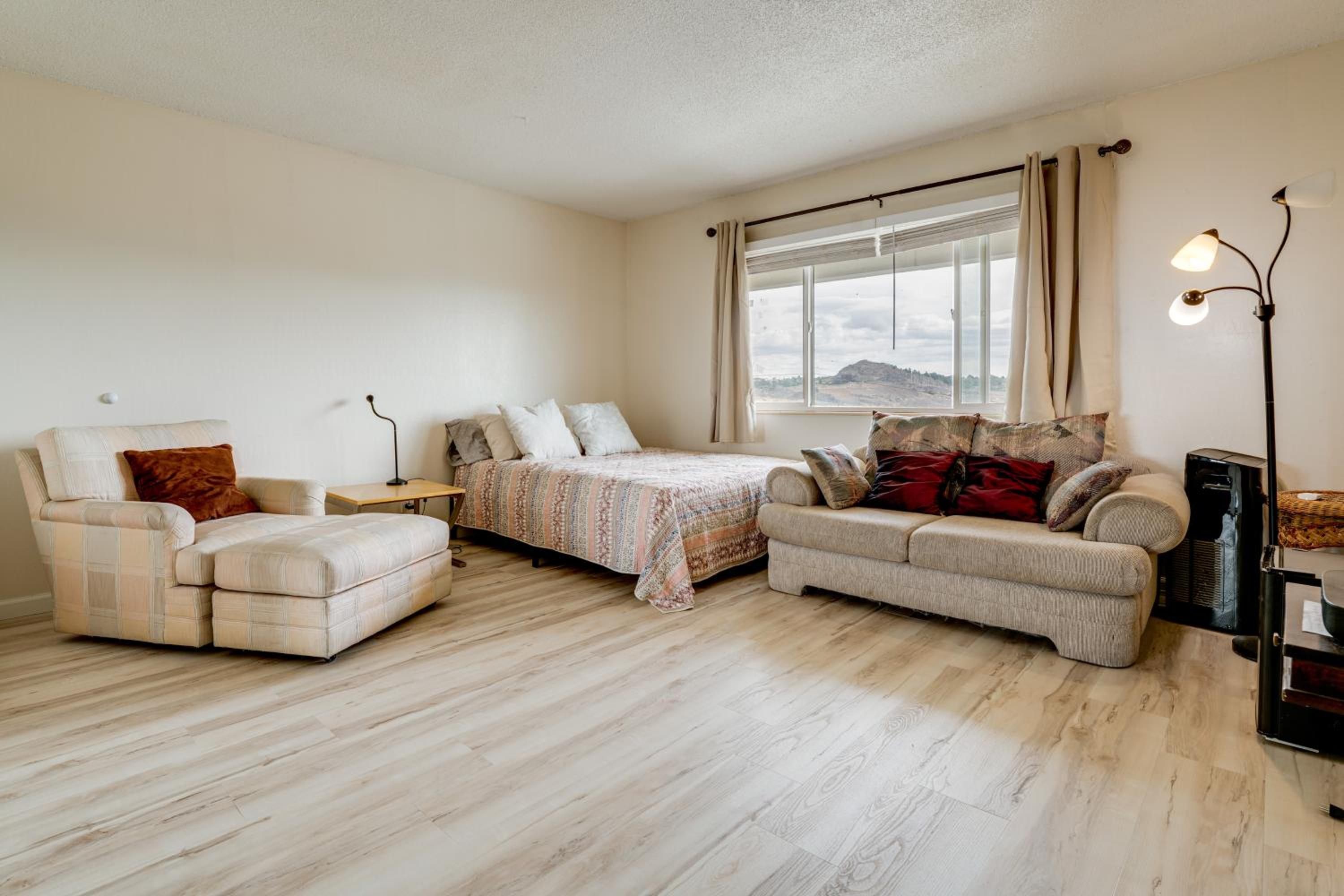 2 Mi to Dtwn Reno and UNR City-View Townhome!