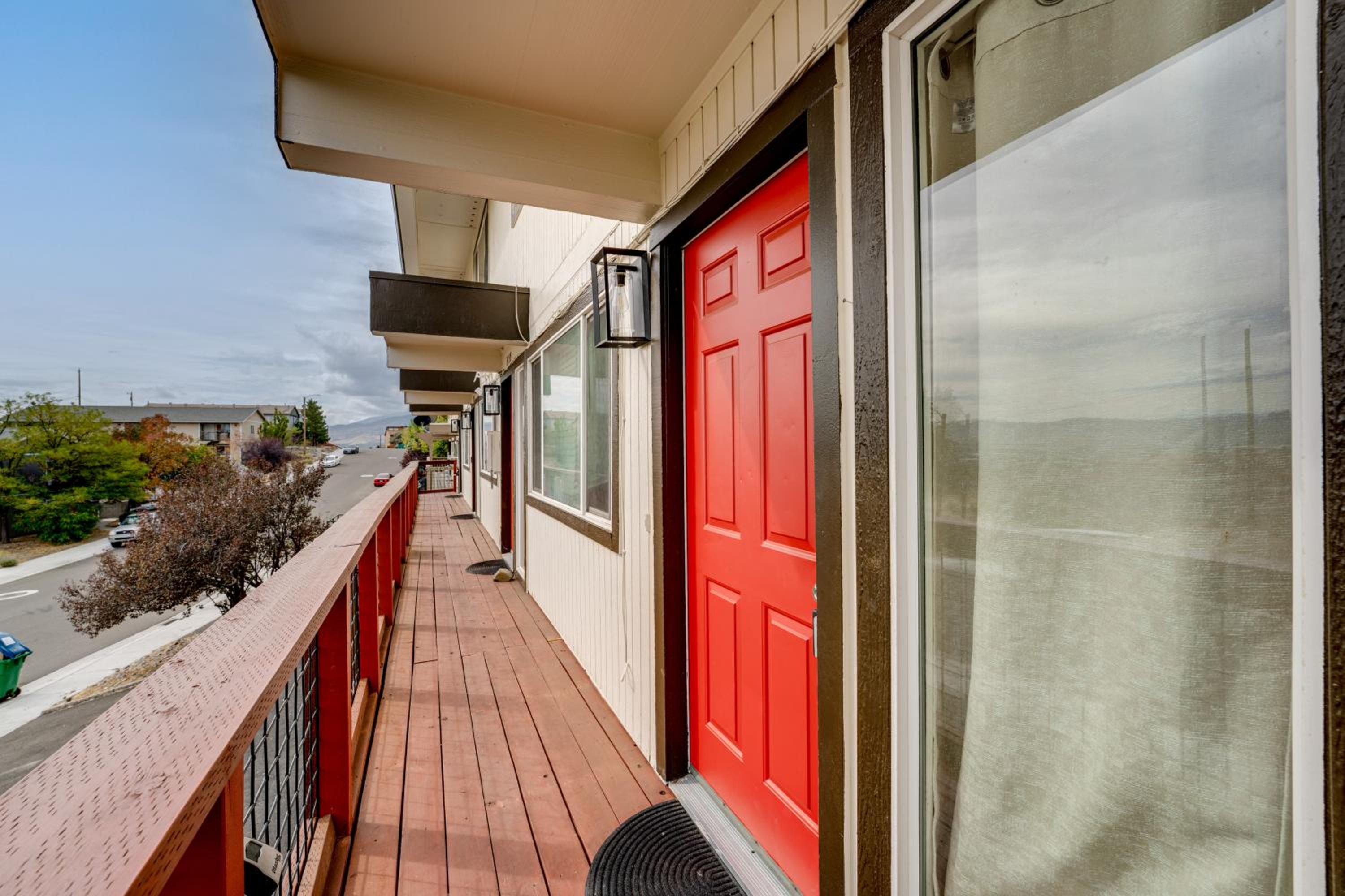 2 Mi to Dtwn Reno and UNR City-View Townhome!