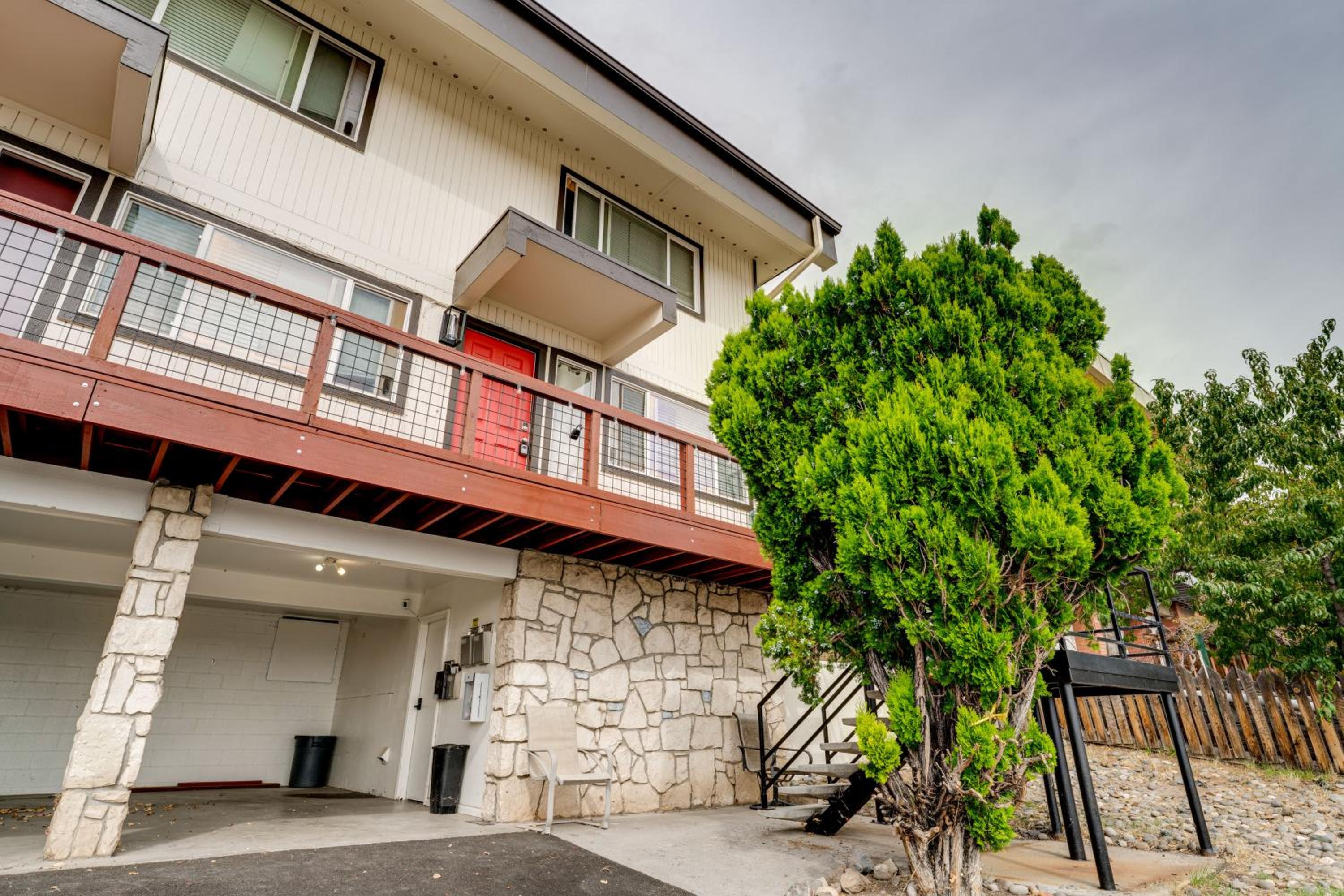 2 Mi to Dtwn Reno and UNR City-View Townhome!