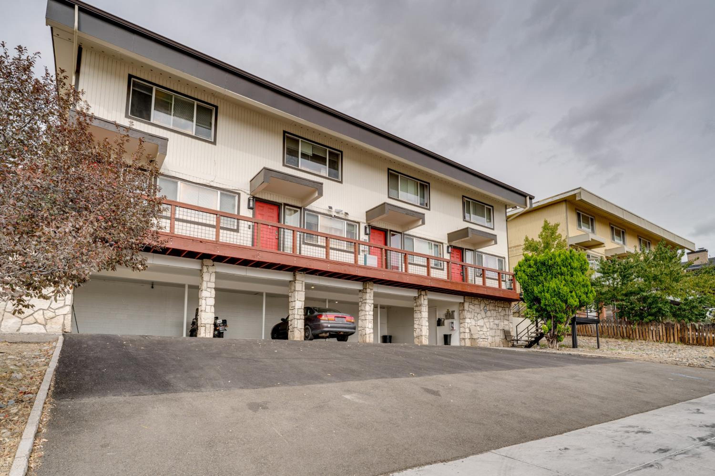 2 Mi to Dtwn Reno and UNR City-View Townhome!