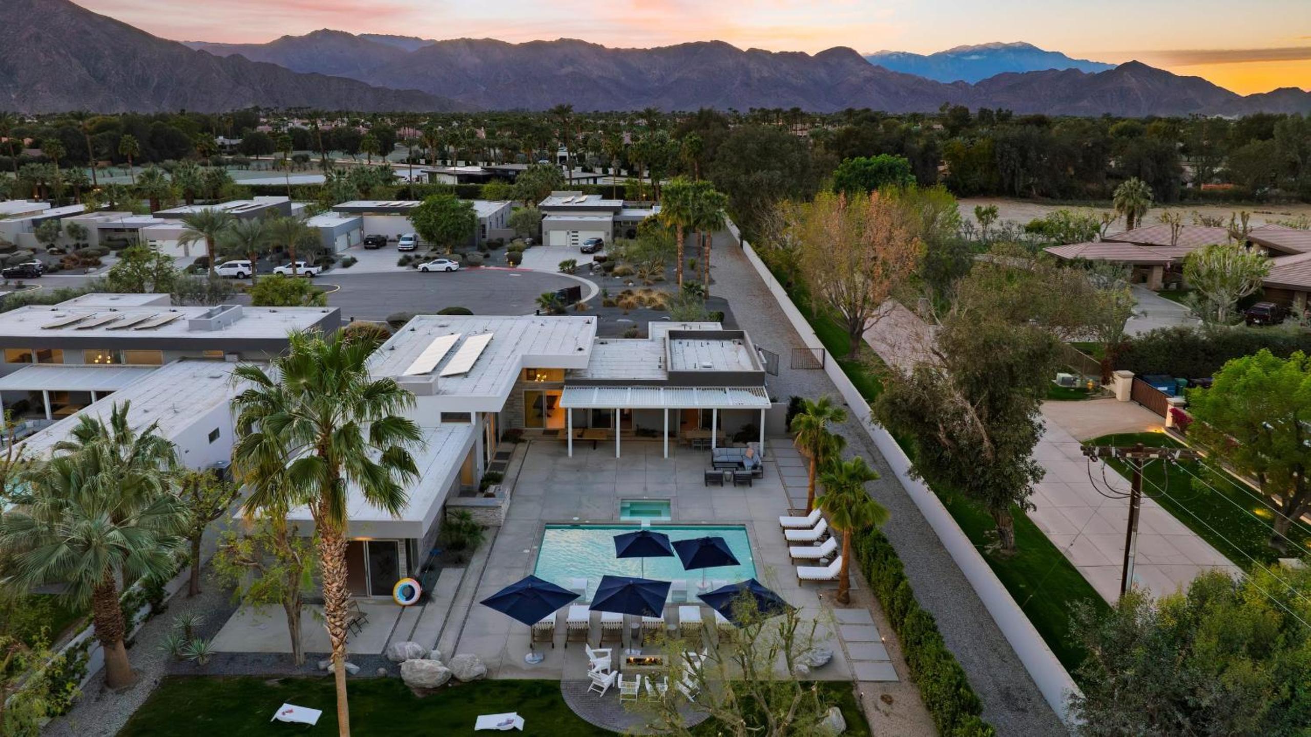 2 Luxe Villas Sleeps 24 Pool Putting Green Polo Villas Mira by AvantStay