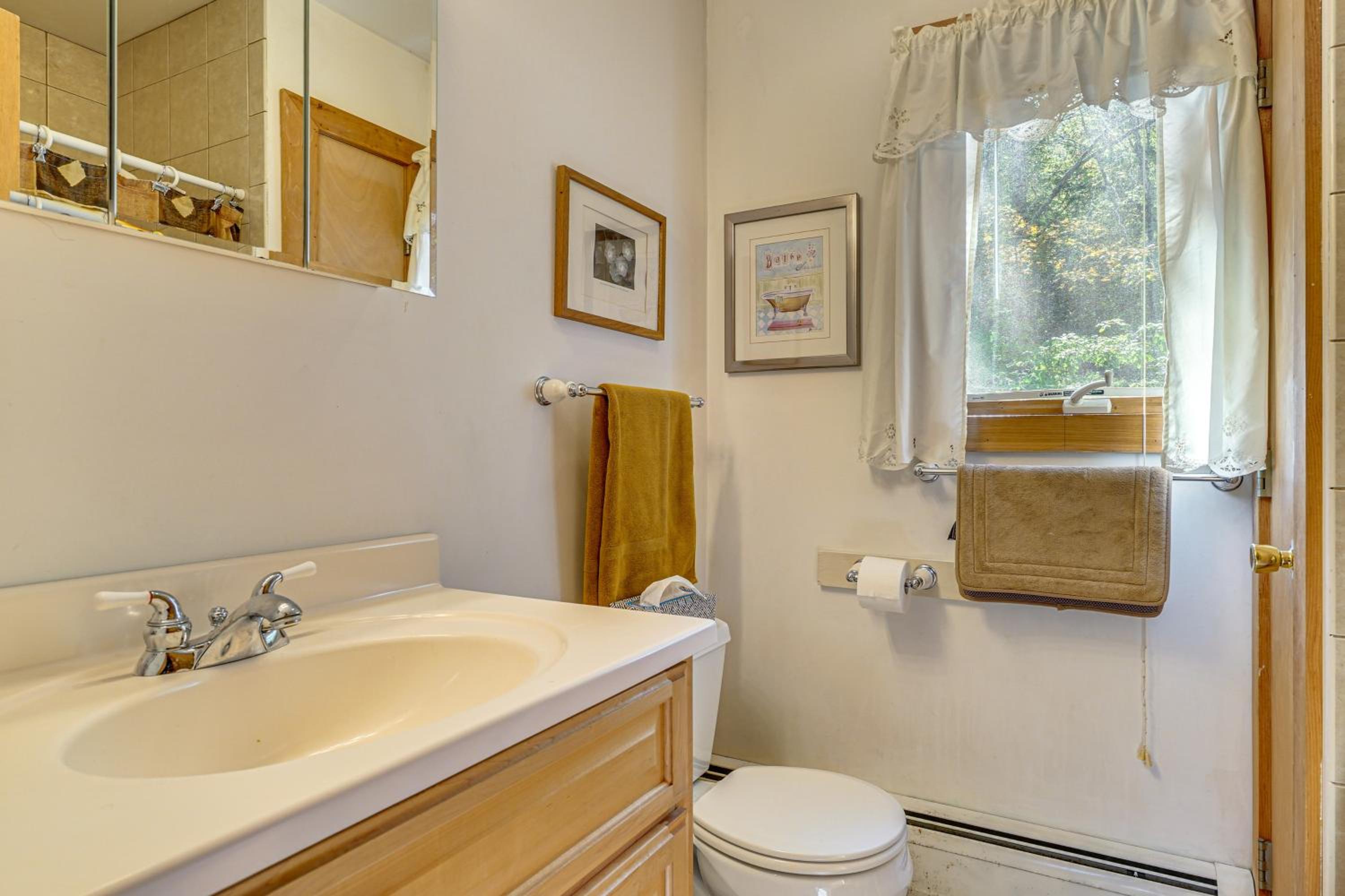Riverfront Home with Hot Tub Near Killington Resort