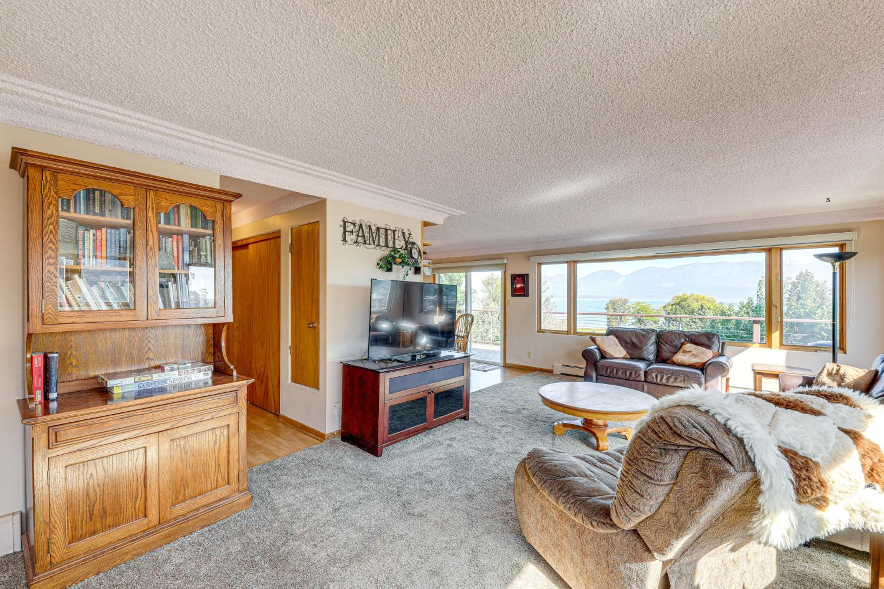 Hot Tub, Views and Private Dock Polson Haven!