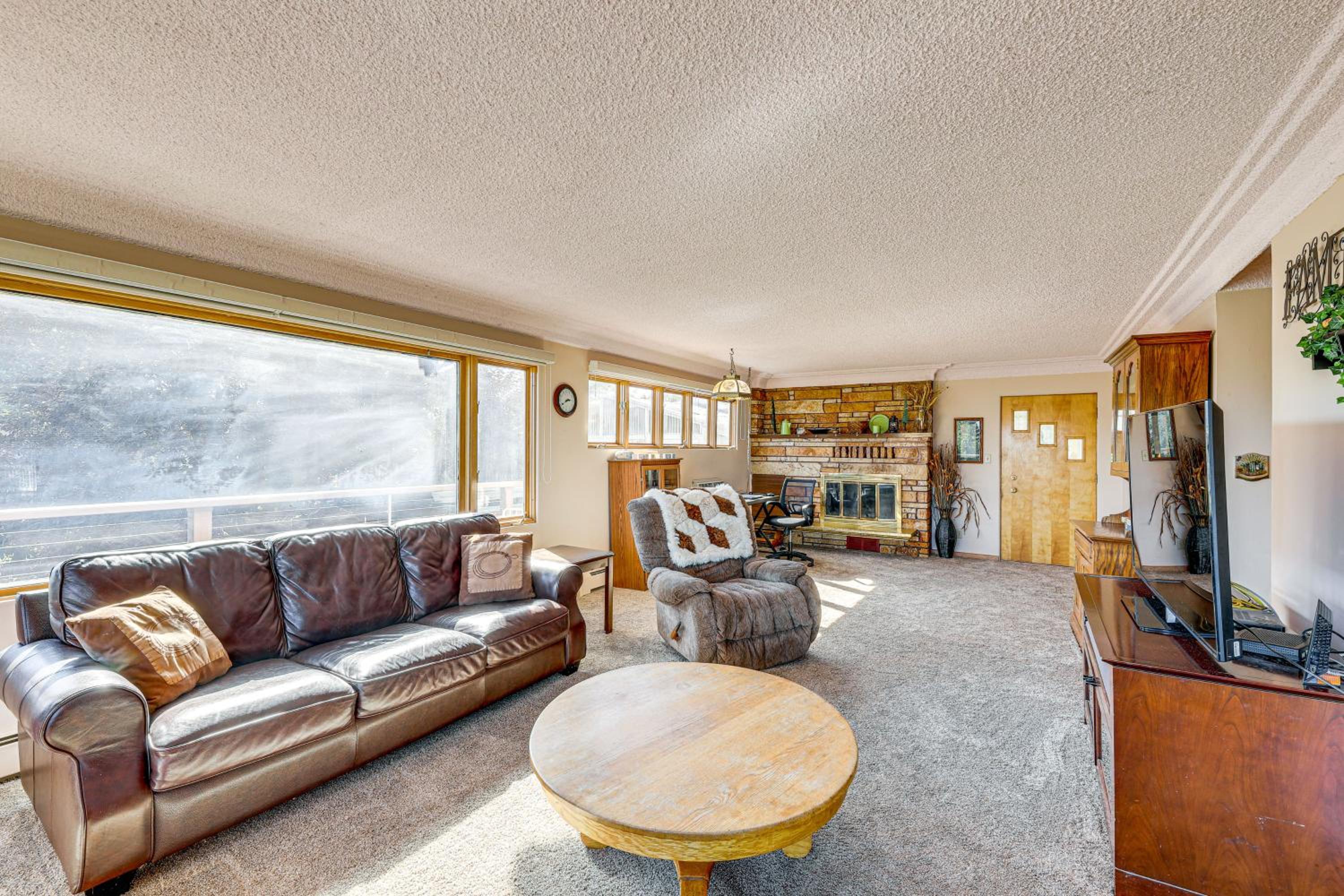 Hot Tub, Views and Private Dock Polson Haven!