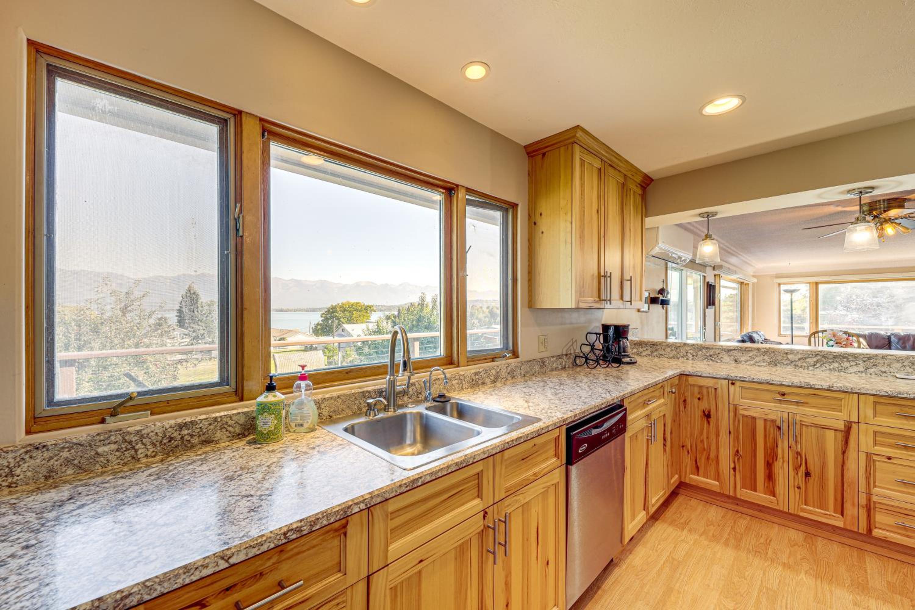 Hot Tub, Views and Private Dock Polson Haven!