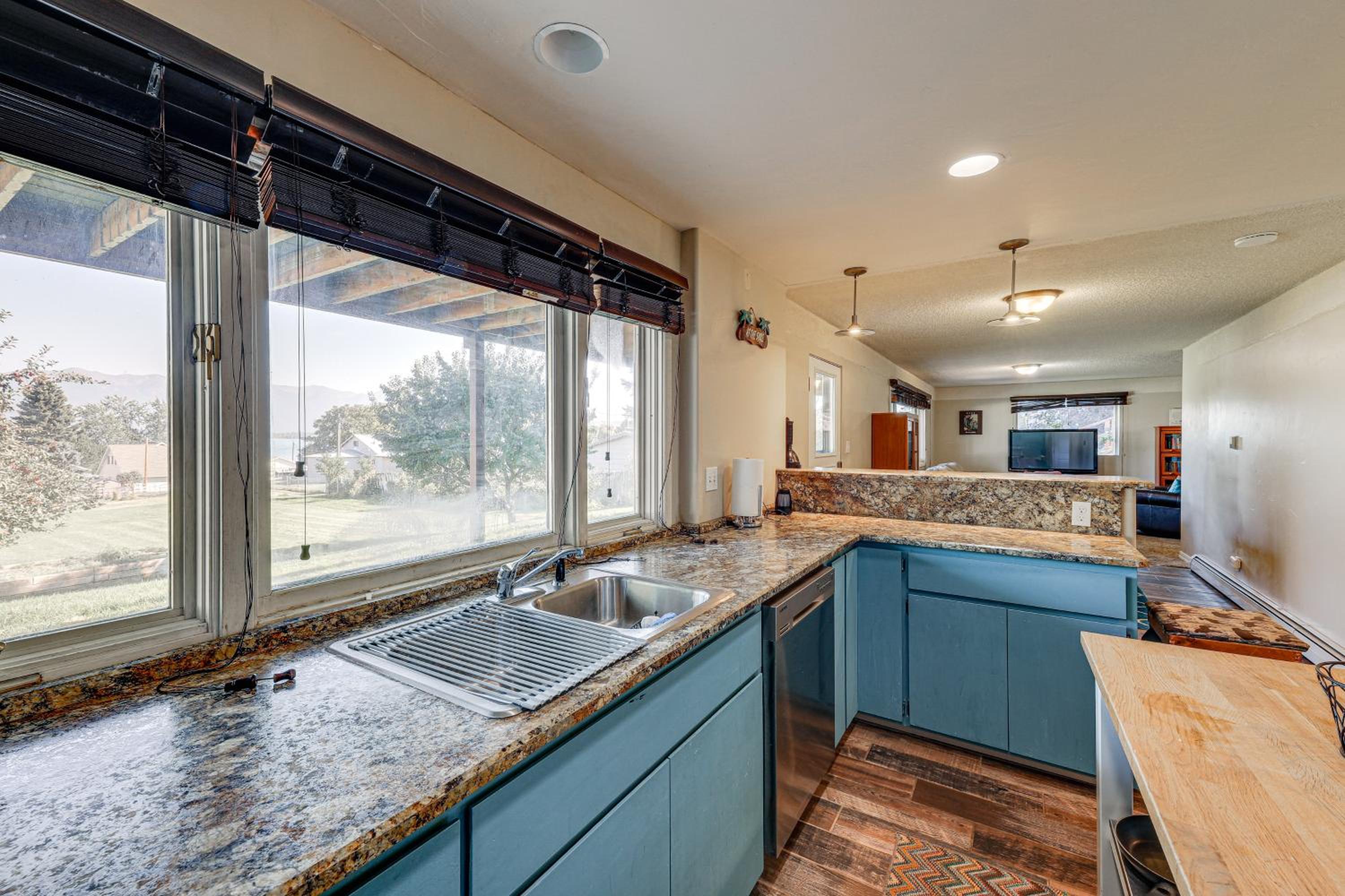 Hot Tub, Views and Private Dock Polson Haven!
