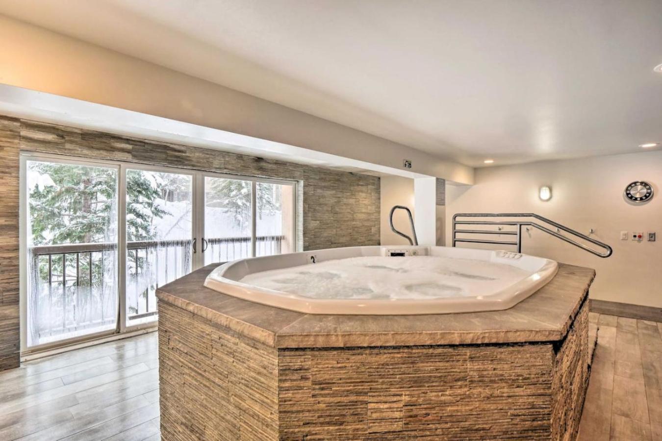 Fall Ridge Retreat with Hot Tub and Pool